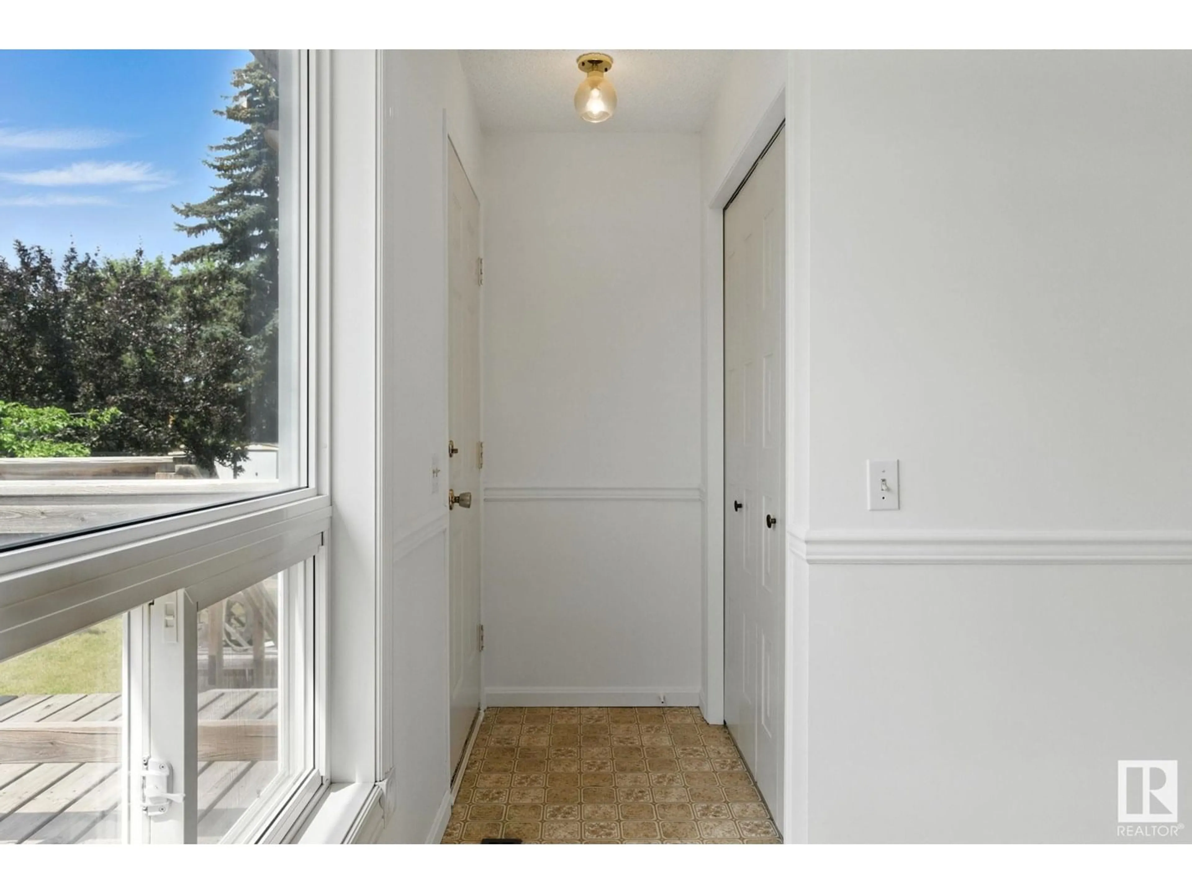 Indoor entryway for 20 HOWSON CR, Edmonton Alberta T5A4V2