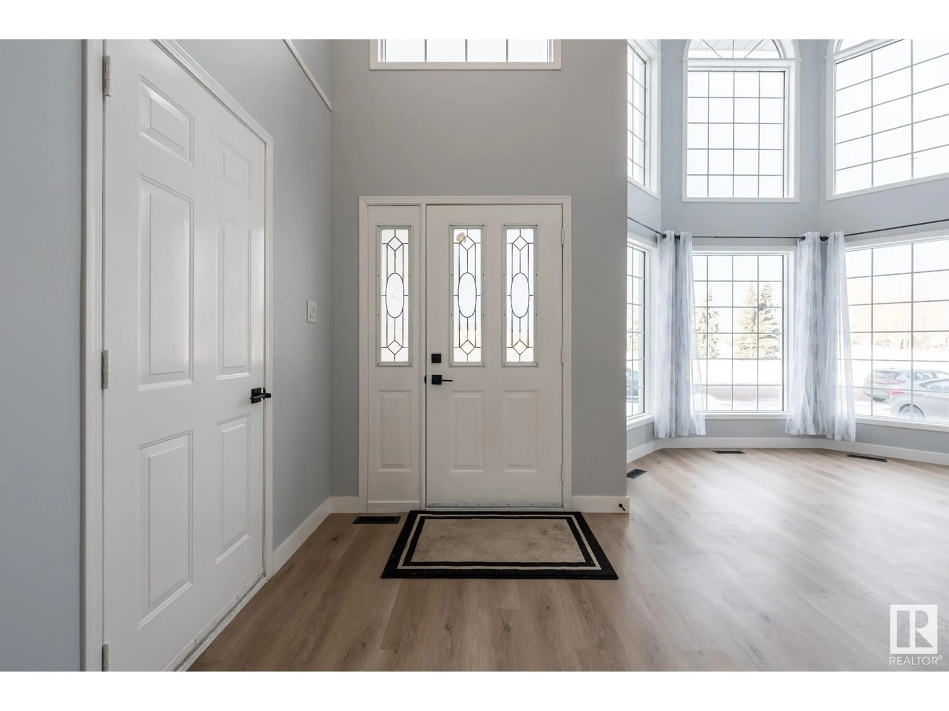 Indoor entryway for 627 KIRKNESS RD, Edmonton Alberta T5Y1Z9