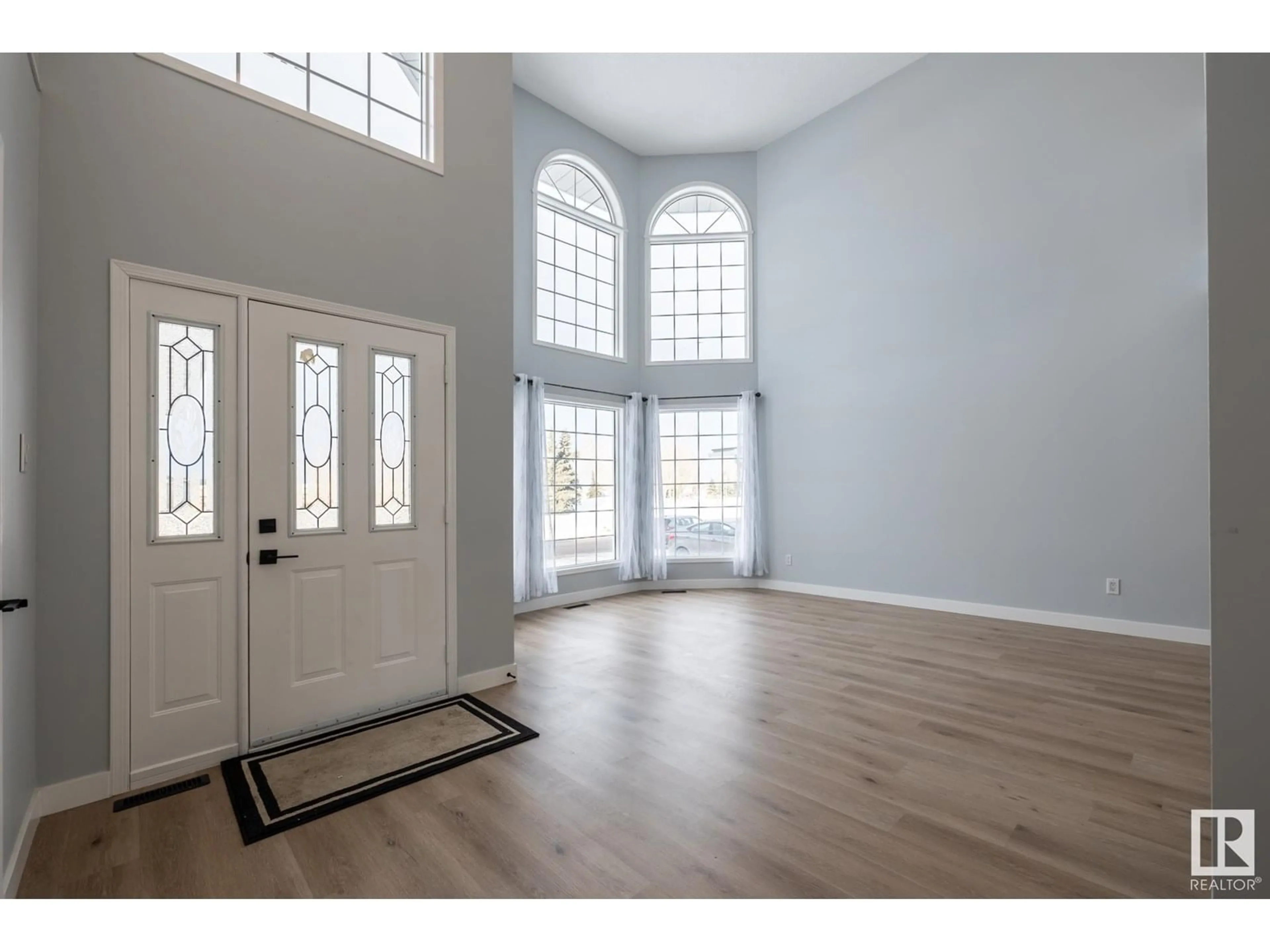 Indoor entryway for 627 KIRKNESS RD, Edmonton Alberta T5Y1Z9