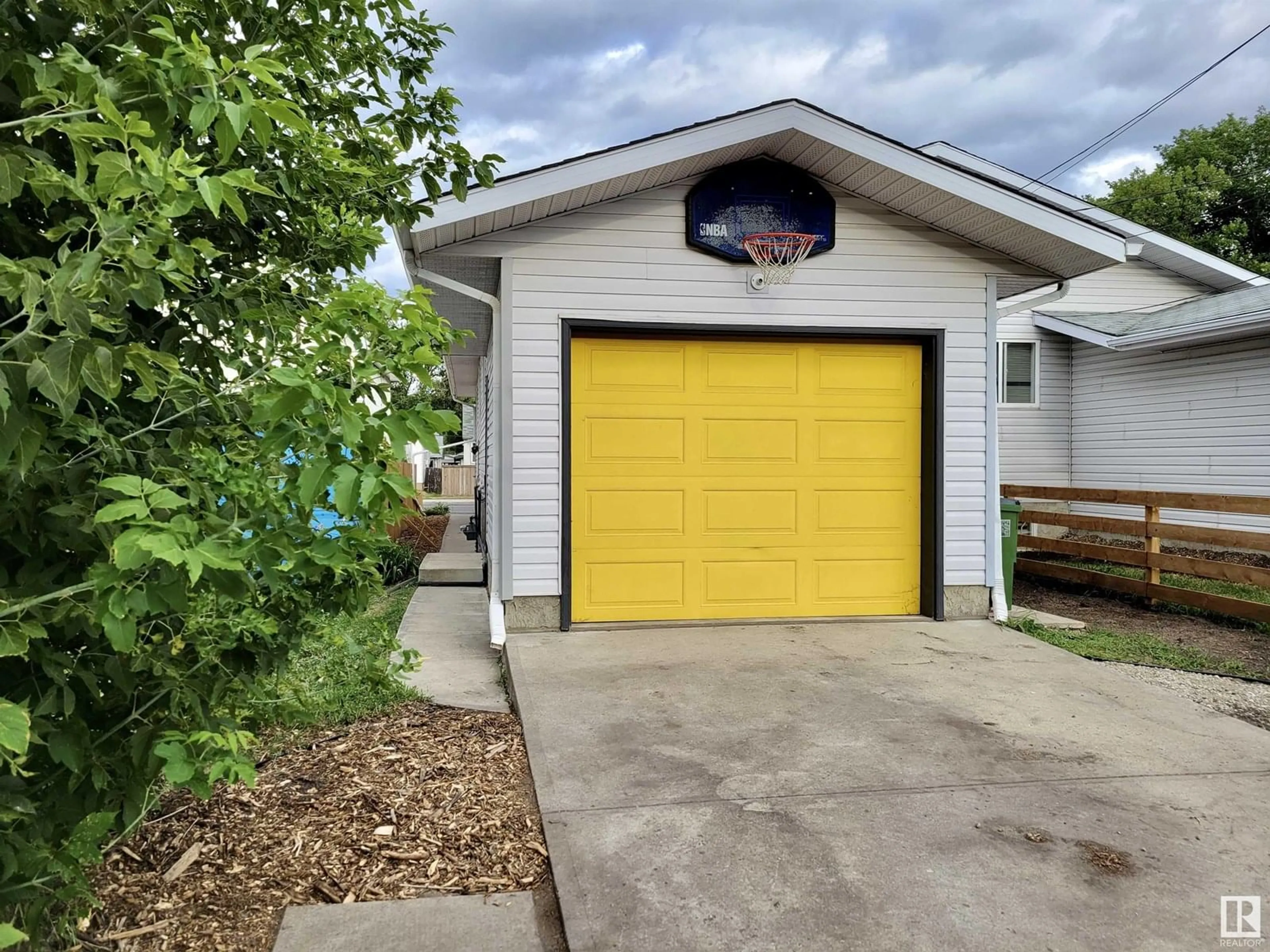 Indoor garage for 11320 86 ST, Edmonton Alberta T5B3J1