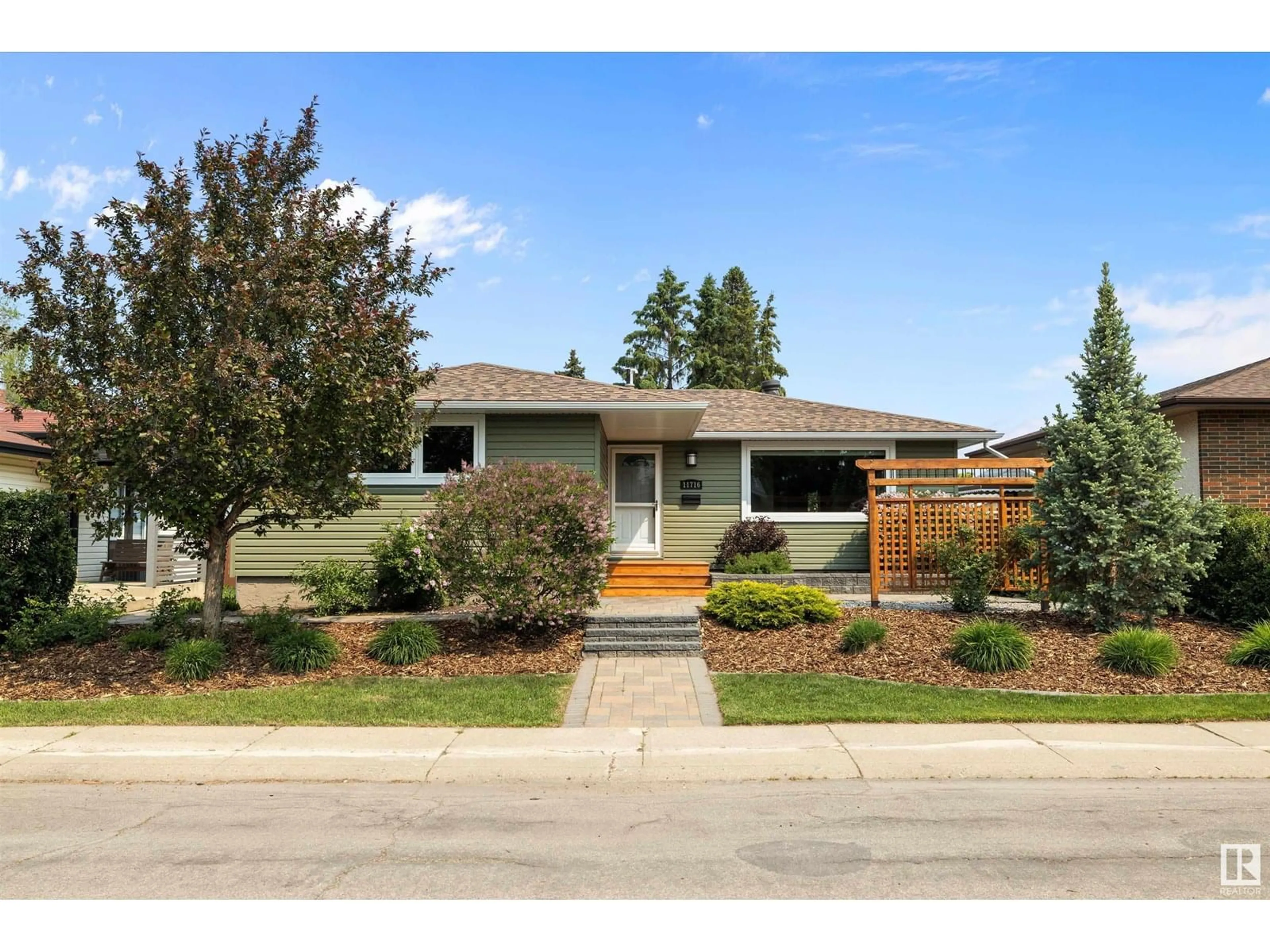 Home with vinyl exterior material, street for 11716 39 AV, Edmonton Alberta T6J0M9