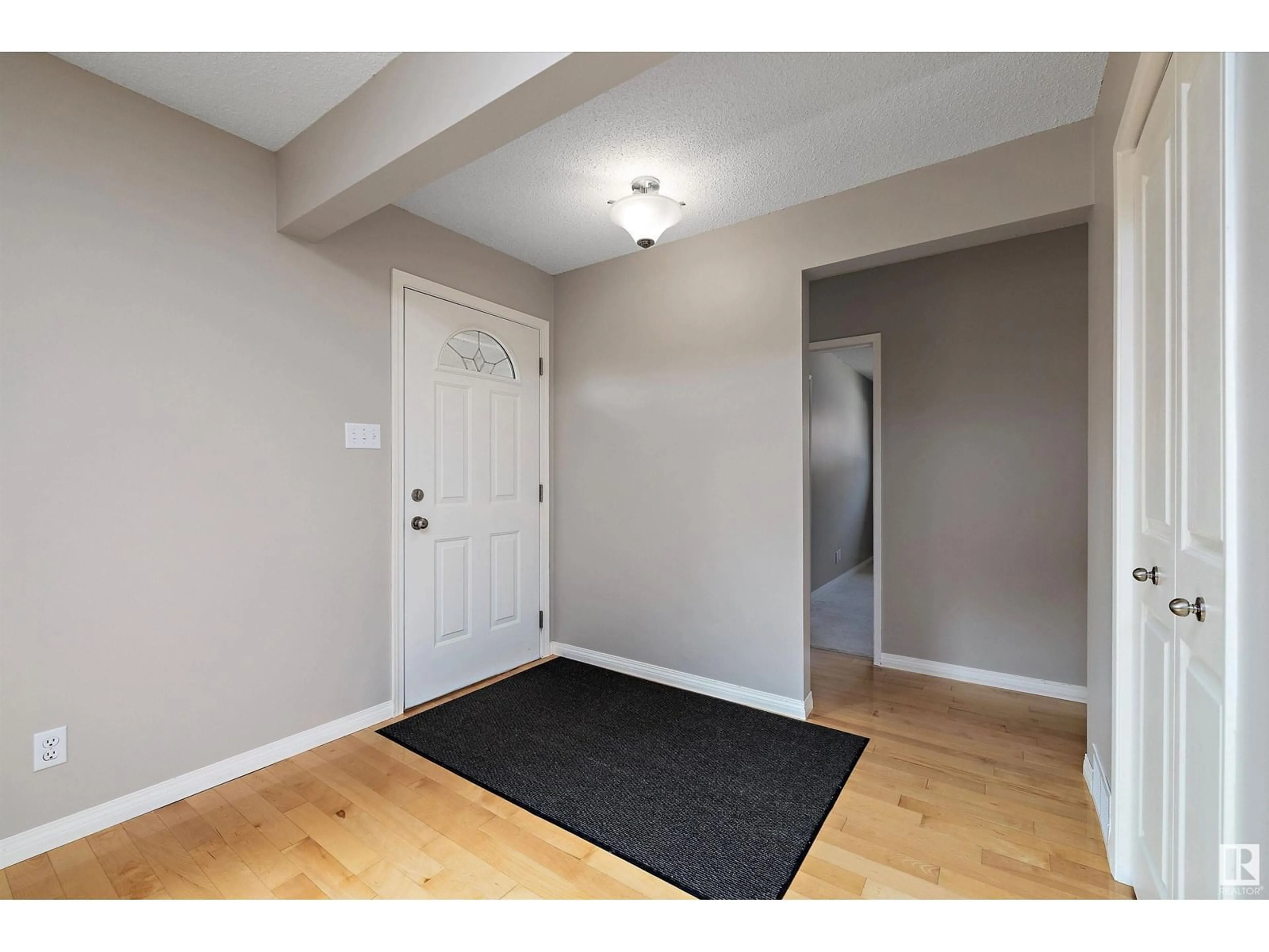Indoor entryway for 11716 39 AV, Edmonton Alberta T6J0M9