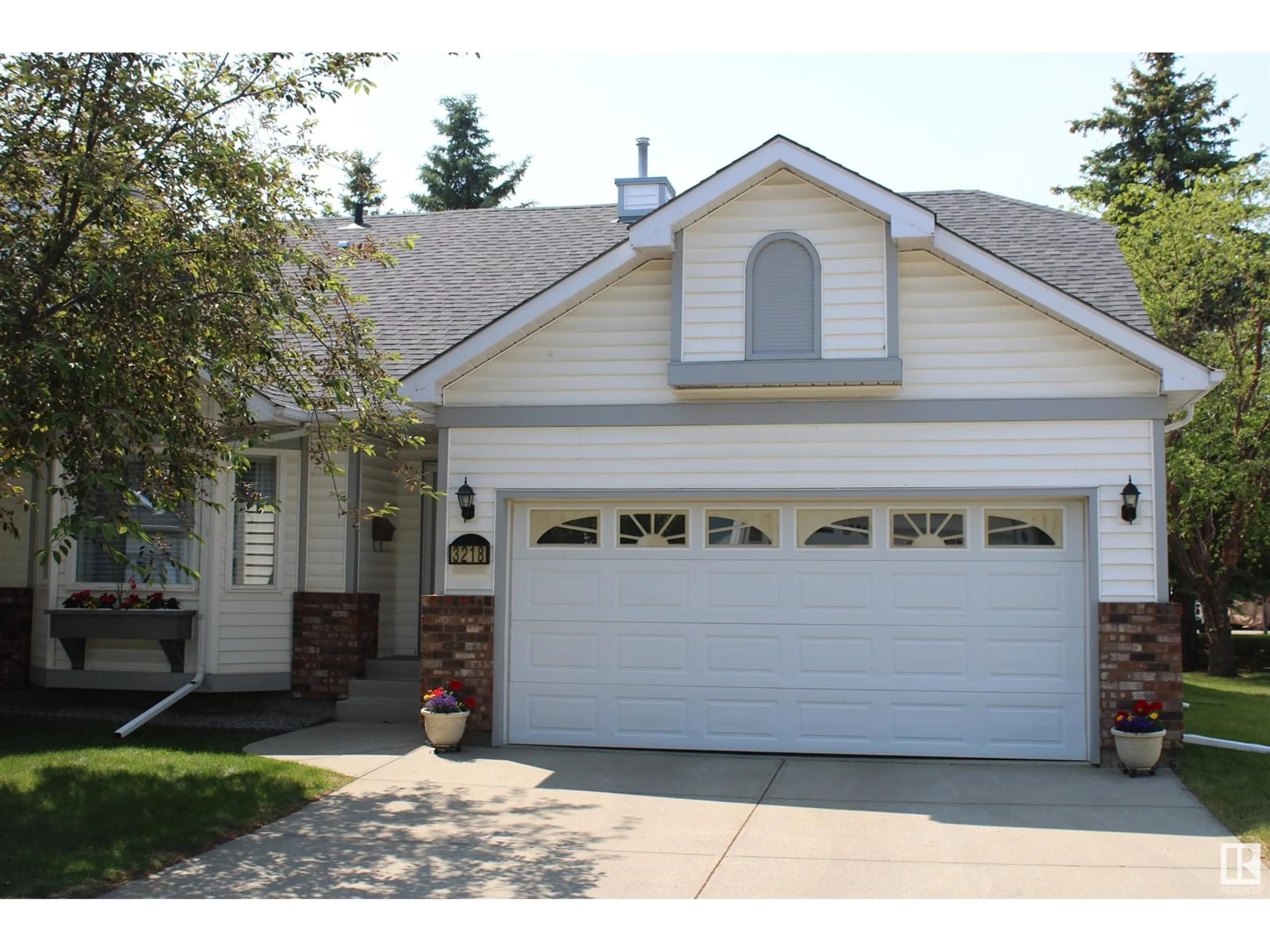 Home with vinyl exterior material, street for 3218 38 AV, Edmonton Alberta T6T1J3
