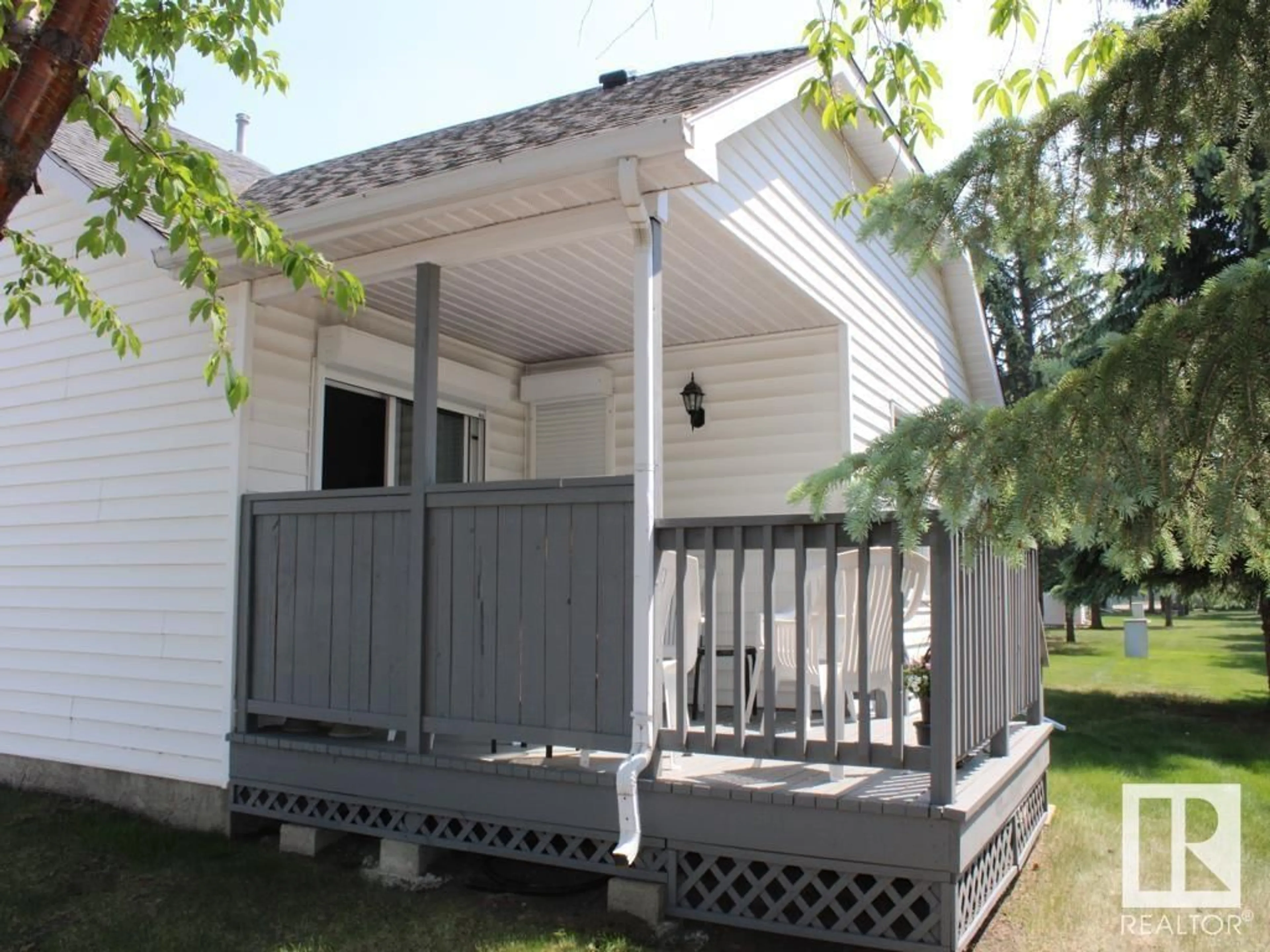 Home with vinyl exterior material, street for 3218 38 AV, Edmonton Alberta T6T1J3