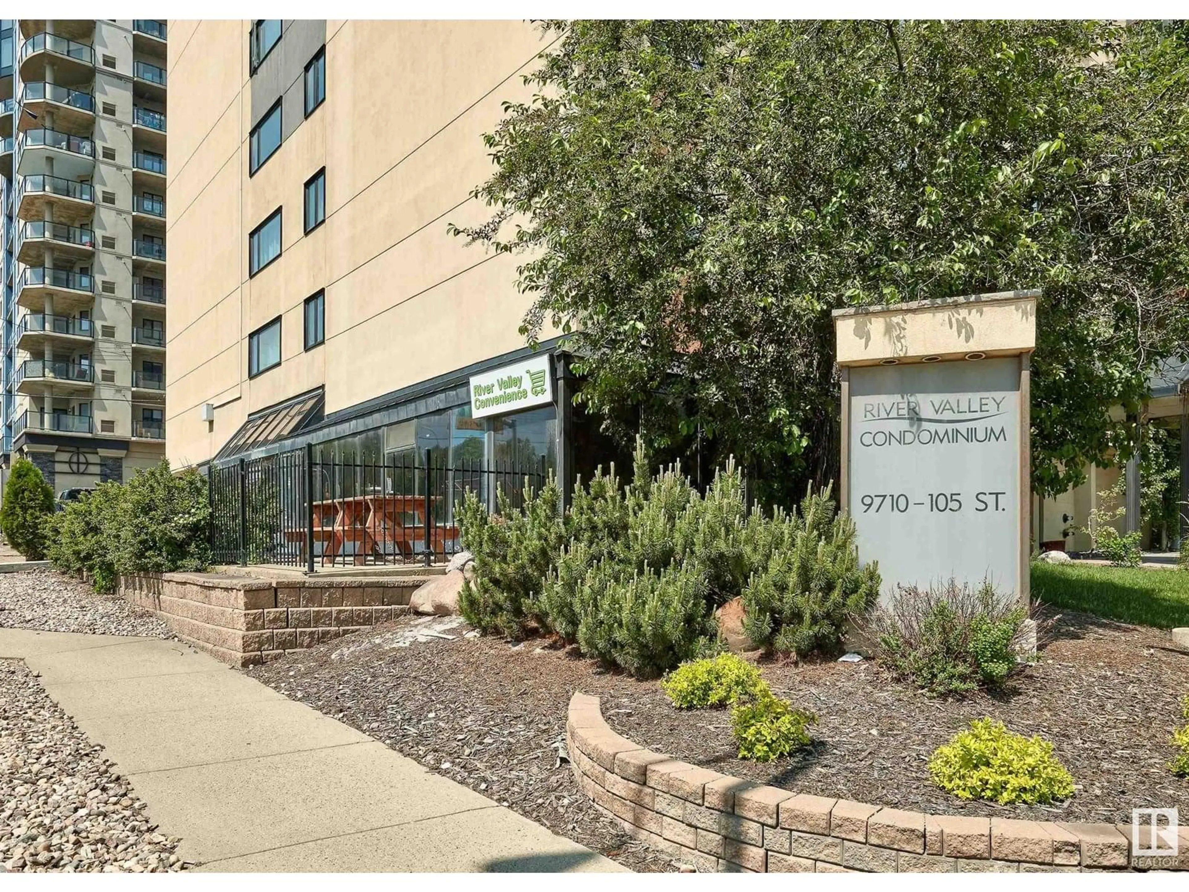 Indoor foyer for 803 - 9710 105 ST, Edmonton Alberta T5K1A4
