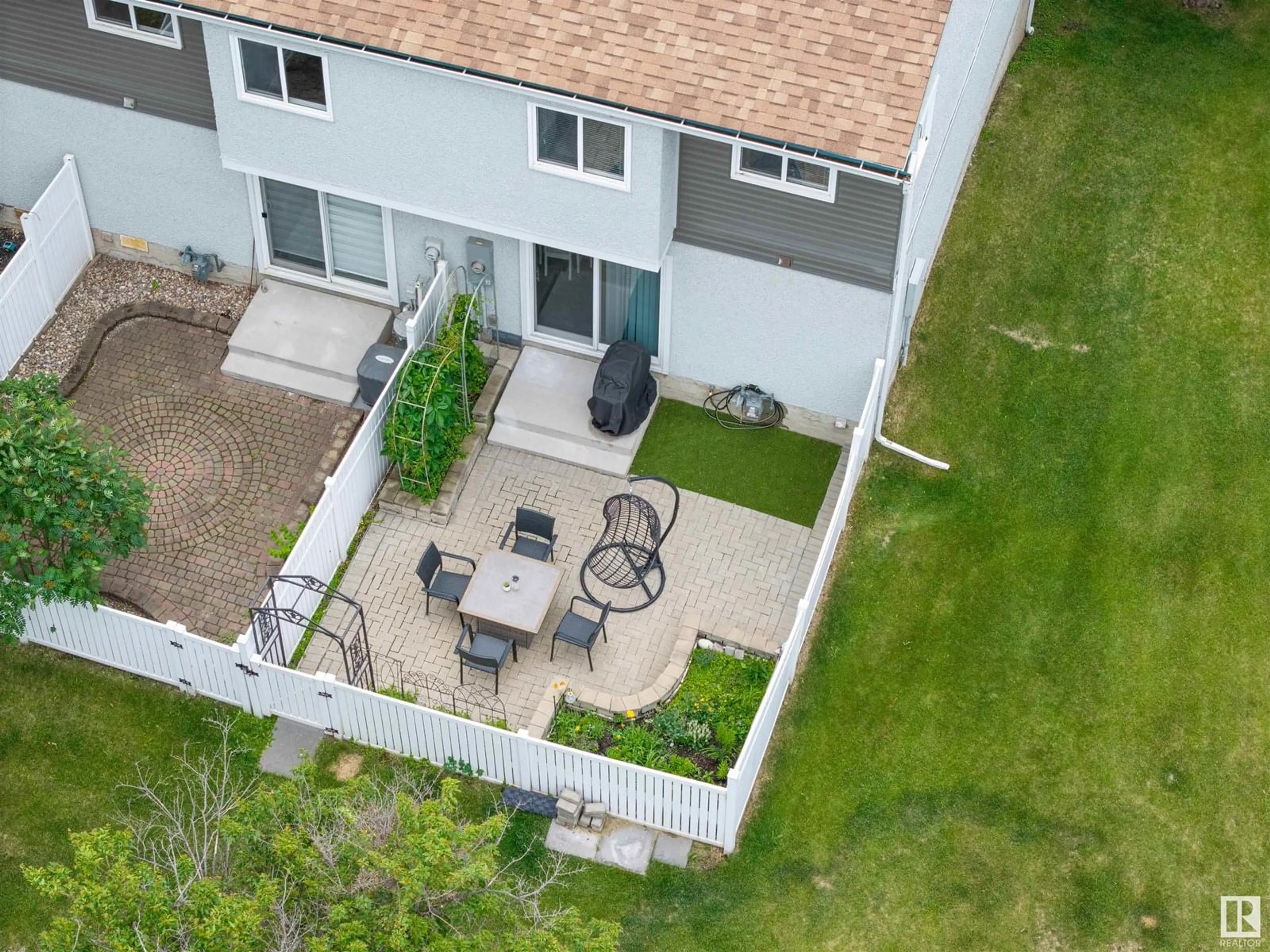 A pic from outside/outdoor area/front of a property/back of a property/a pic from drone, street for 23 GRANDIN WOODS ESTATES, St. Albert Alberta T8N2Y4