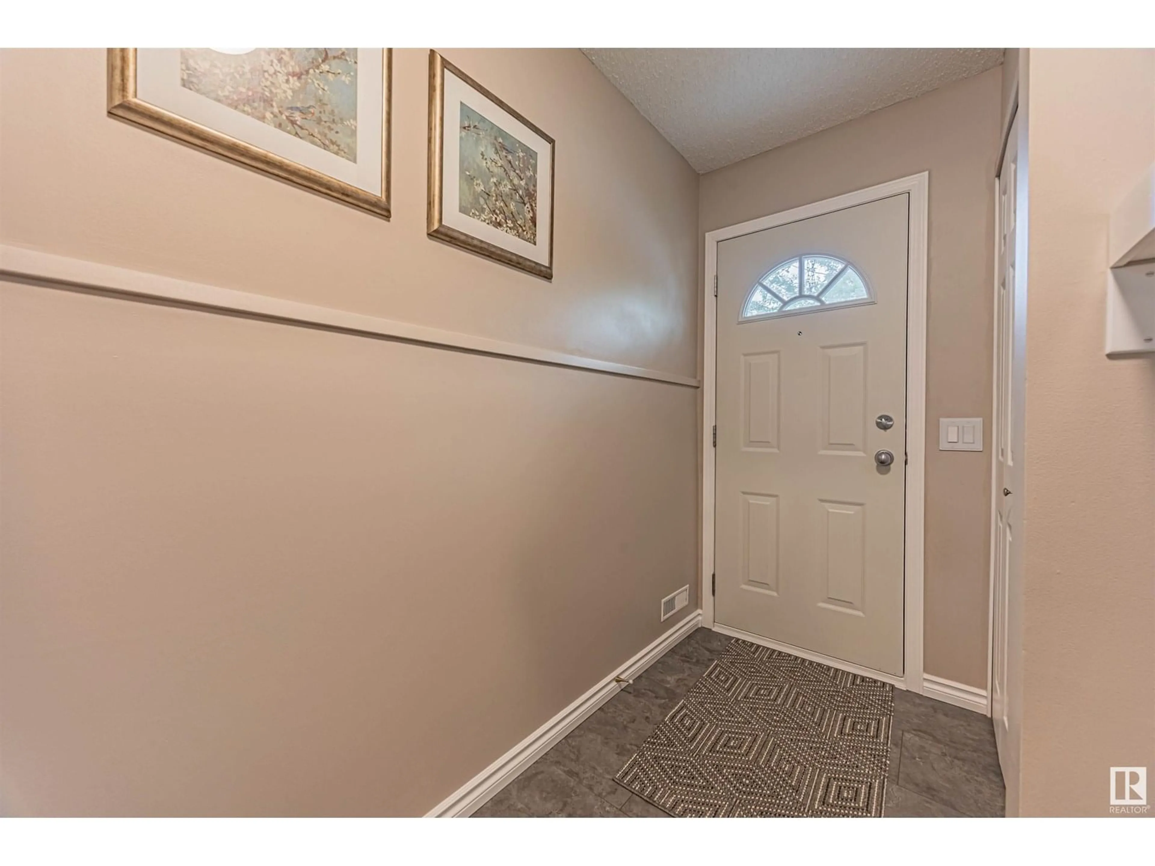 Indoor entryway for 23 GRANDIN WOODS ESTATES, St. Albert Alberta T8N2Y4