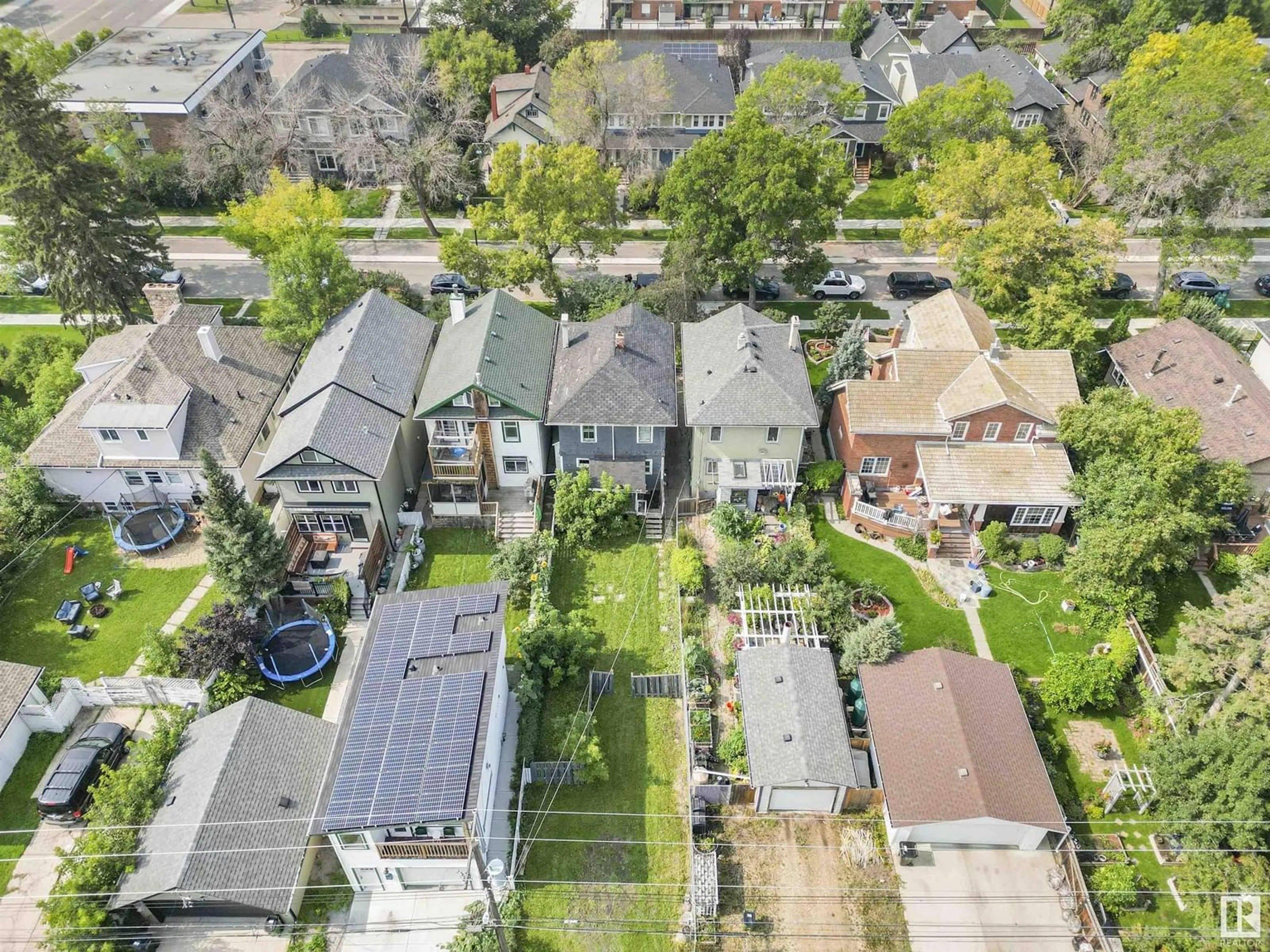 A pic from outside/outdoor area/front of a property/back of a property/a pic from drone, street for 11121 127 ST, Edmonton Alberta T5M0T5