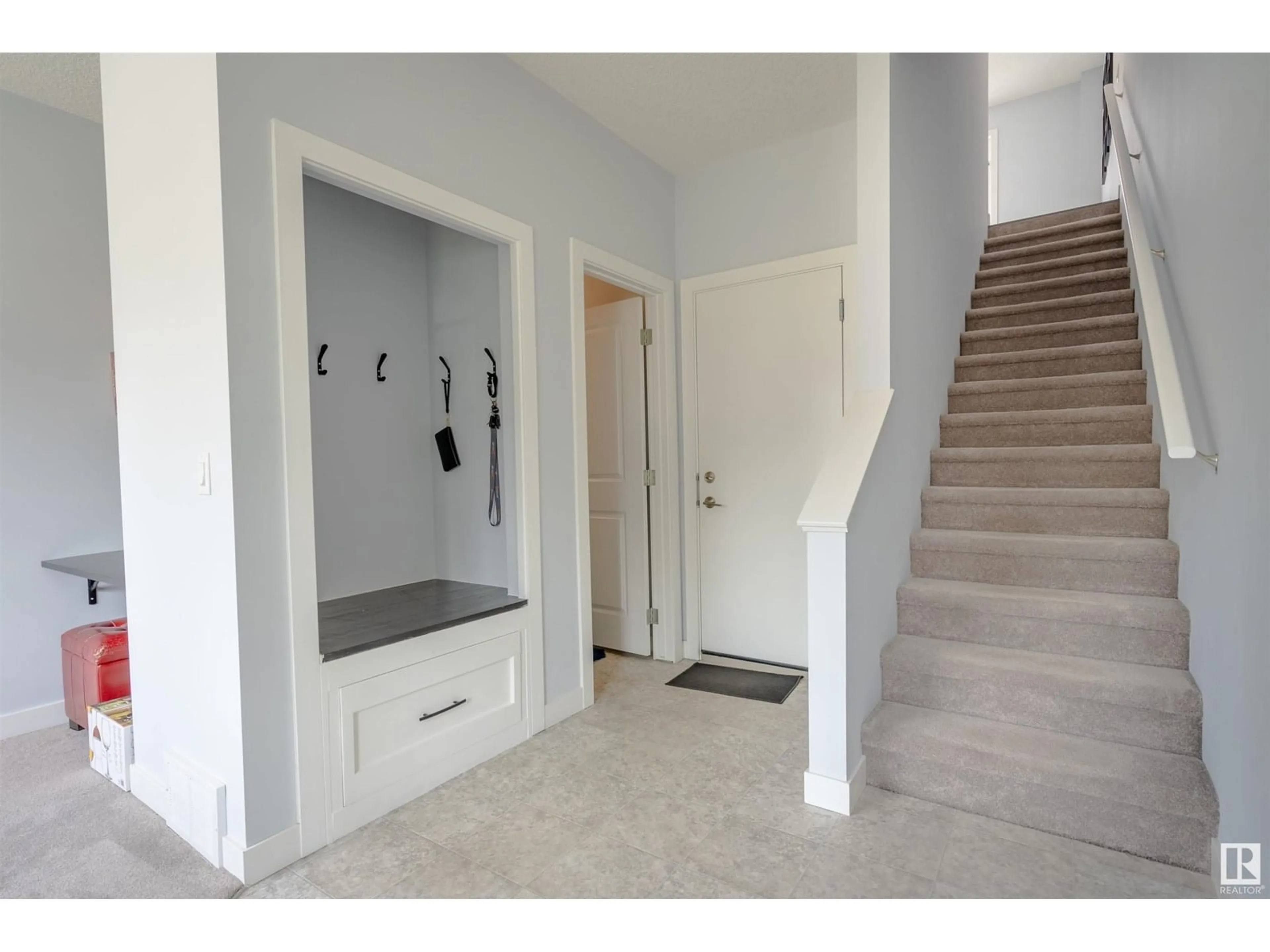 Indoor entryway for 1085 GAULT BV, Edmonton Alberta T5E6W3