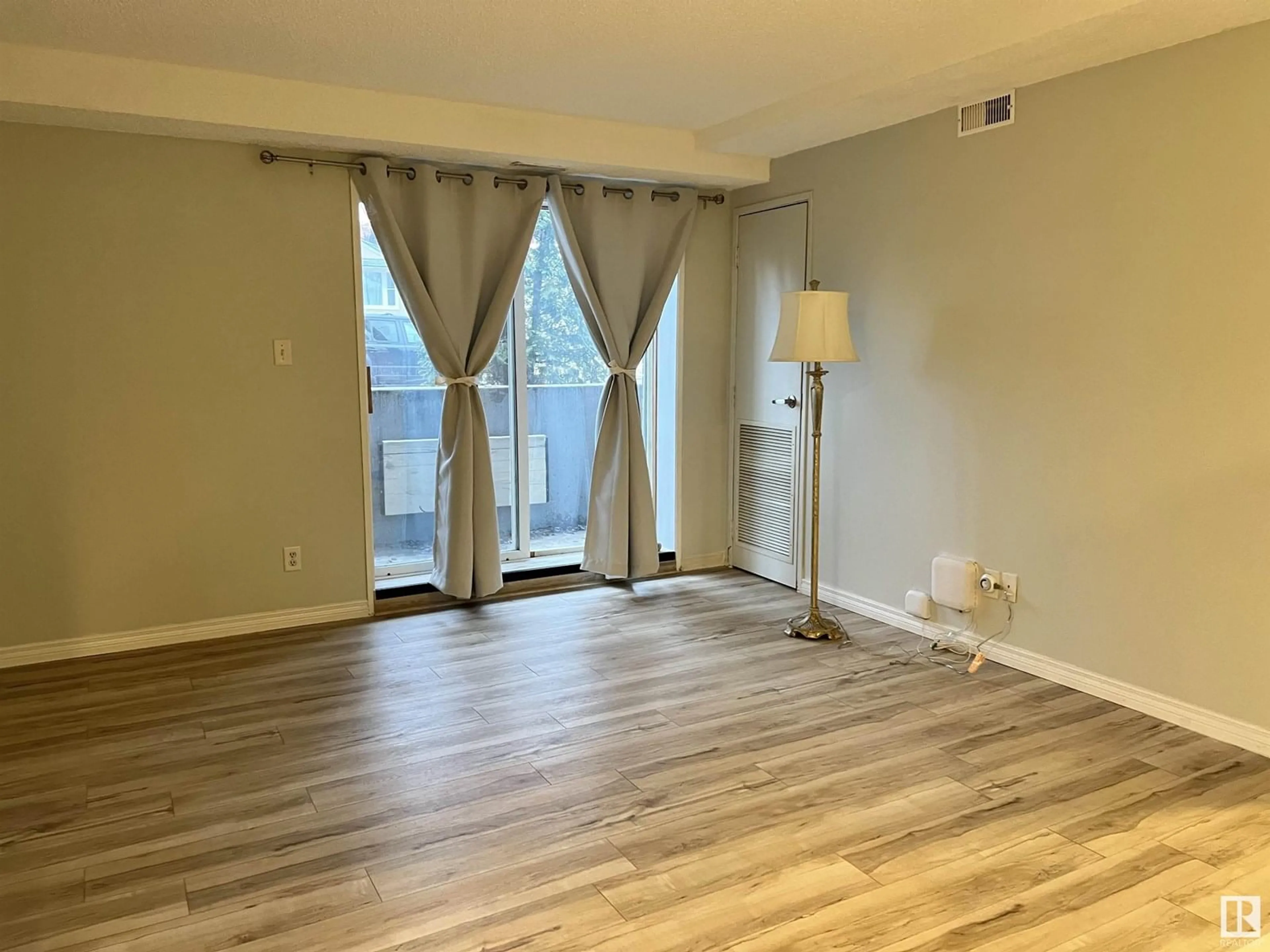 A pic of a room for #102 - 11825 71 ST, Edmonton Alberta T5B1W4