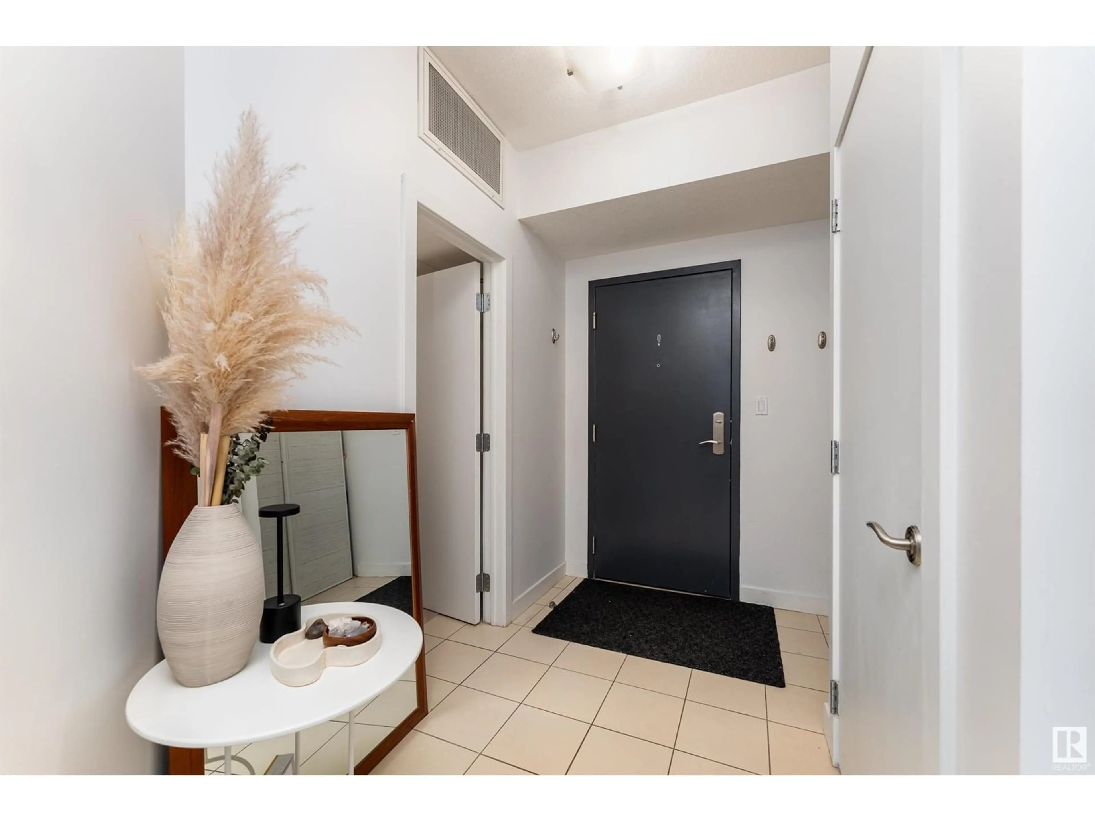 Indoor entryway for 201 - 11203 103A AV, Edmonton Alberta T5K2E4