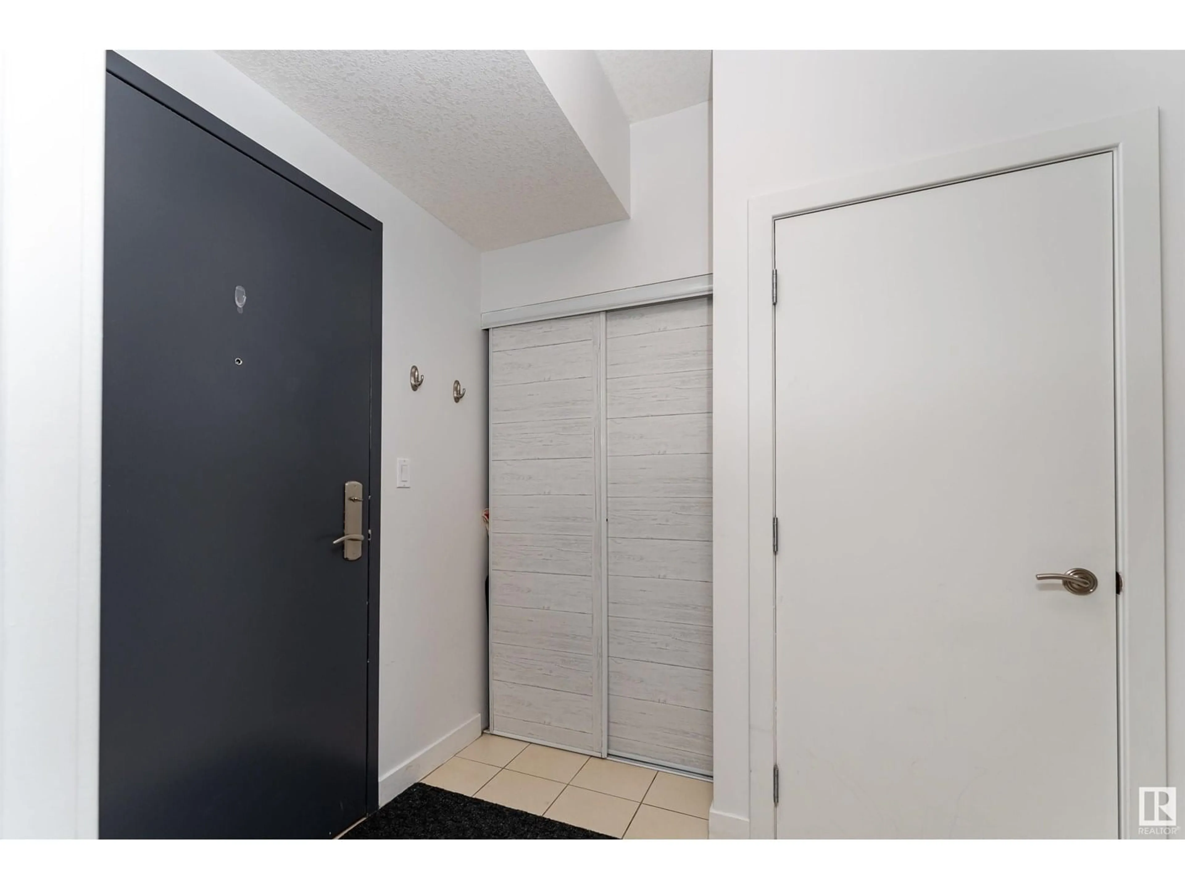Indoor foyer for 201 - 11203 103A AV, Edmonton Alberta T5K2E4