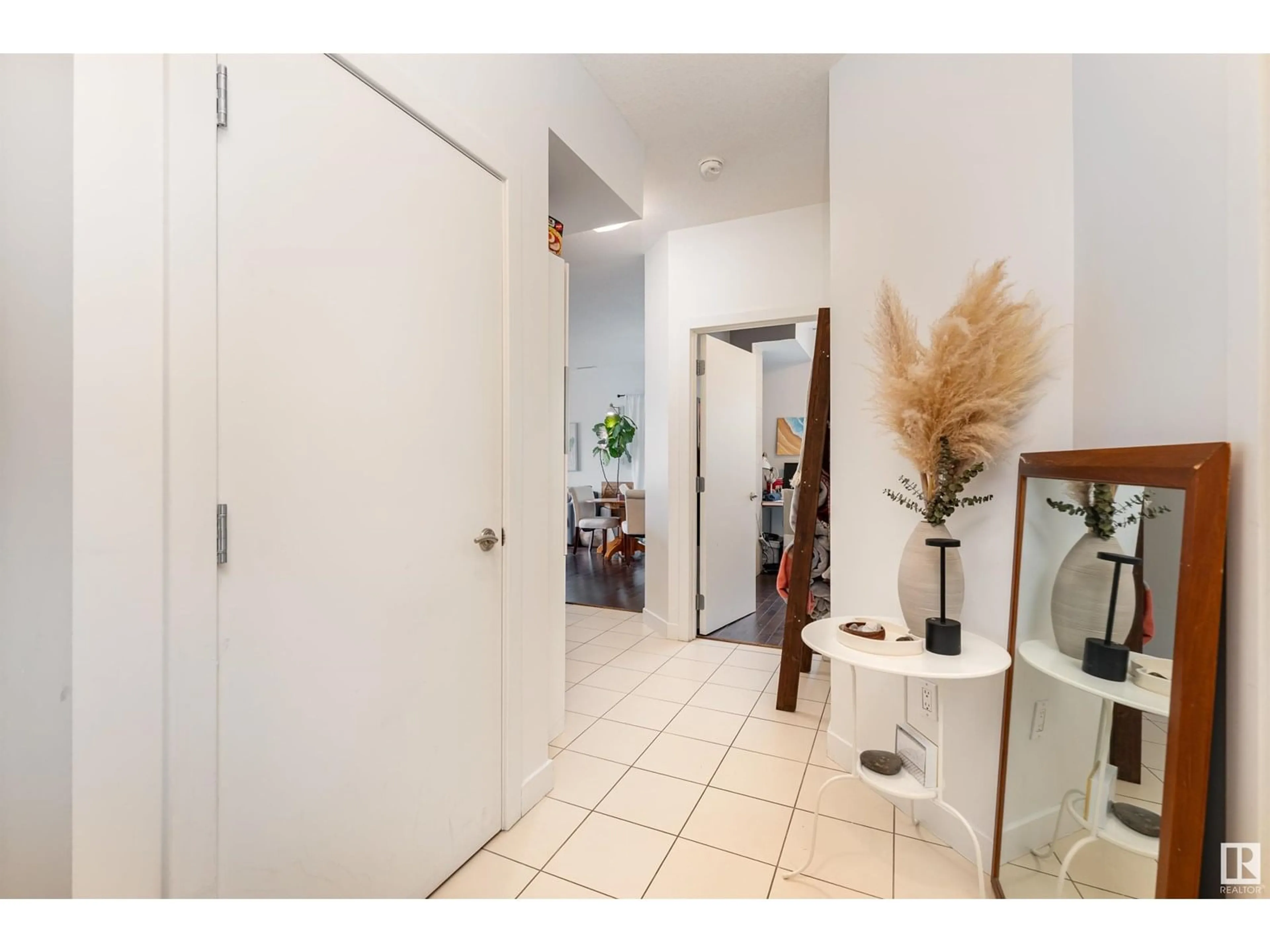 Indoor entryway for 201 - 11203 103A AV, Edmonton Alberta T5K2E4