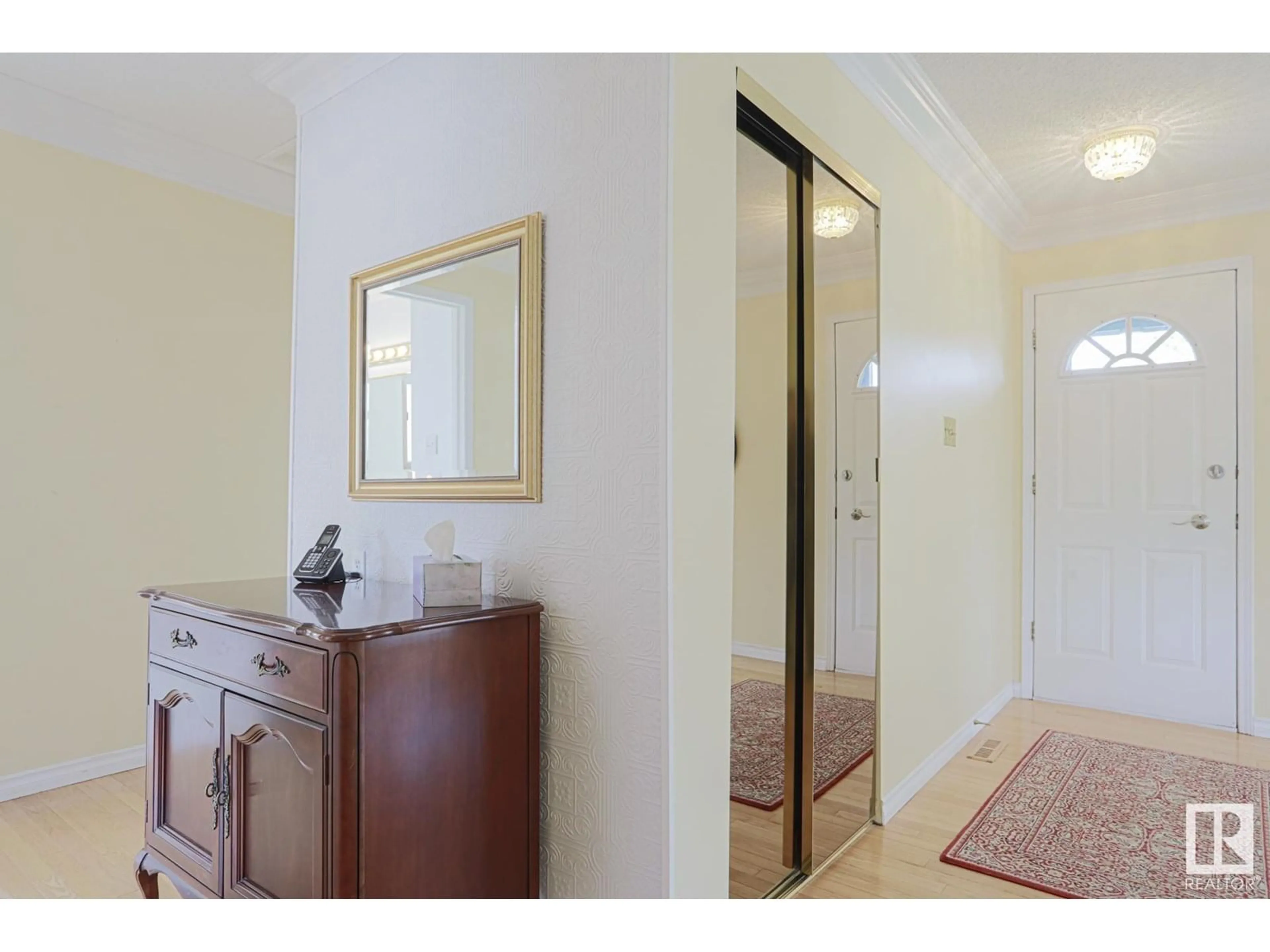 Indoor entryway for 4011 74 ST, Edmonton Alberta T6K0W7