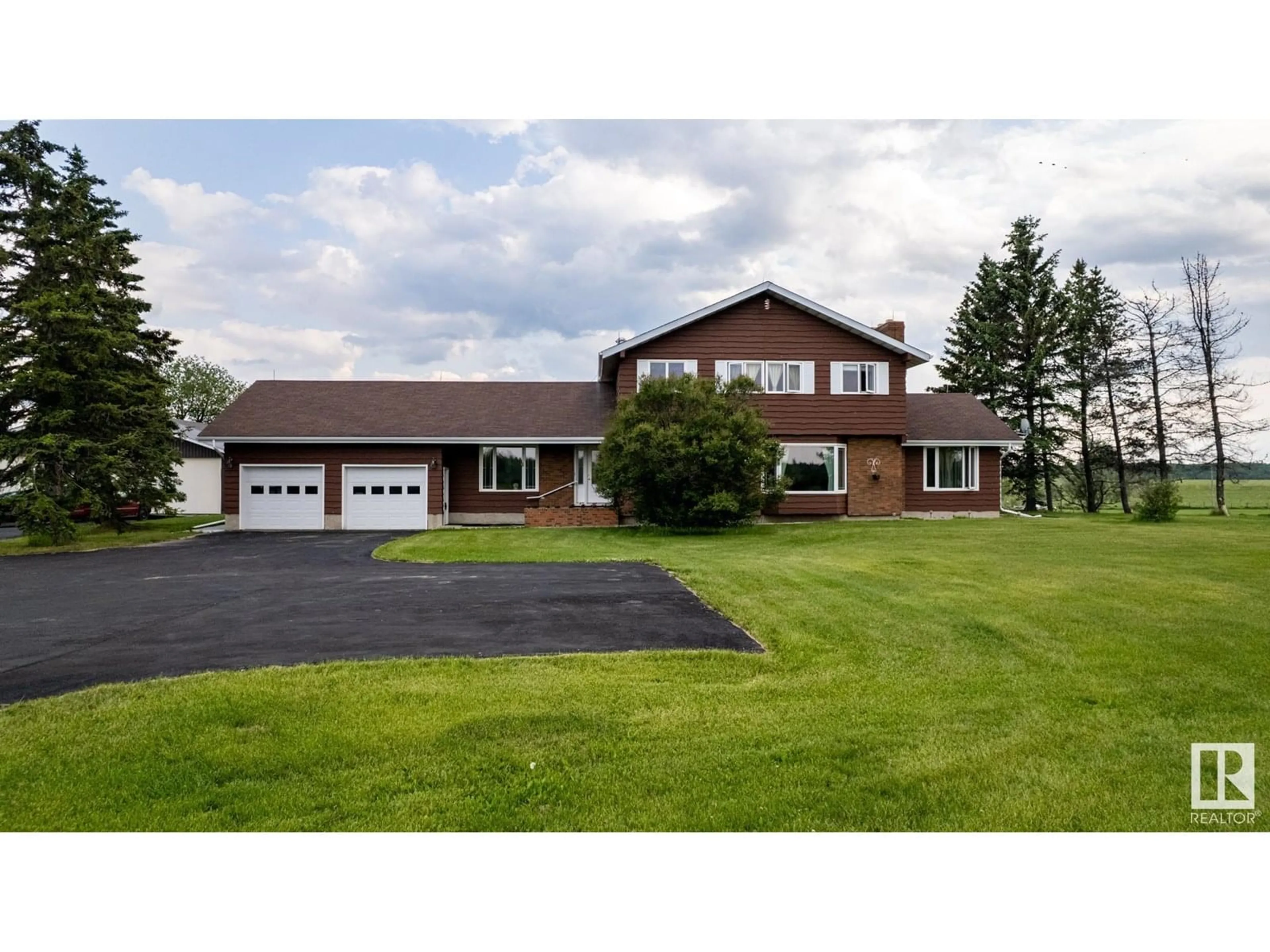 A pic from outside/outdoor area/front of a property/back of a property/a pic from drone, unknown for 52112 - 73 RGE ROAD 222, Rural Strathcona County Alberta T8C1H6