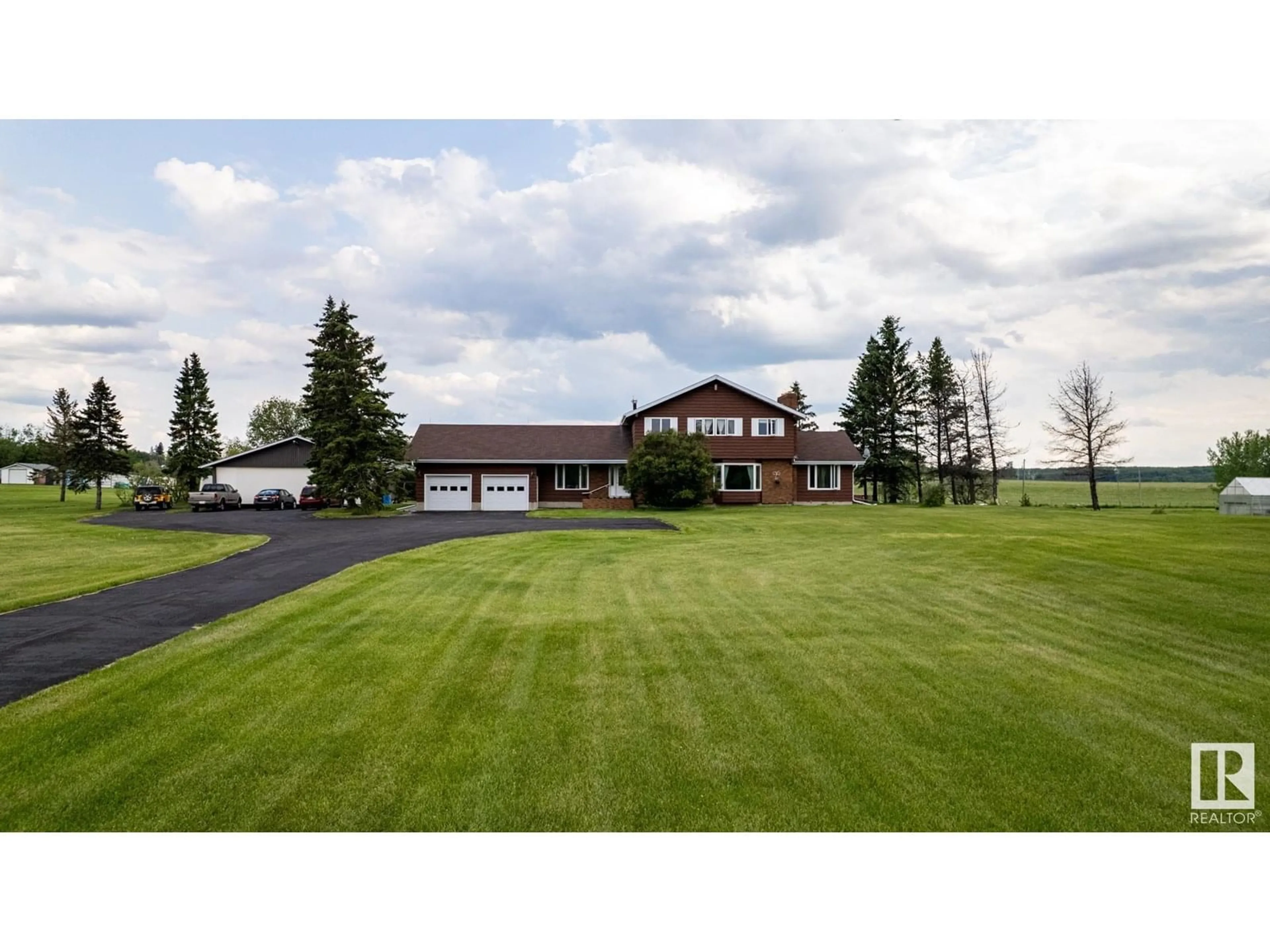 A pic from outside/outdoor area/front of a property/back of a property/a pic from drone, unknown for 52112 - 73 RGE ROAD 222, Rural Strathcona County Alberta T8C1H6