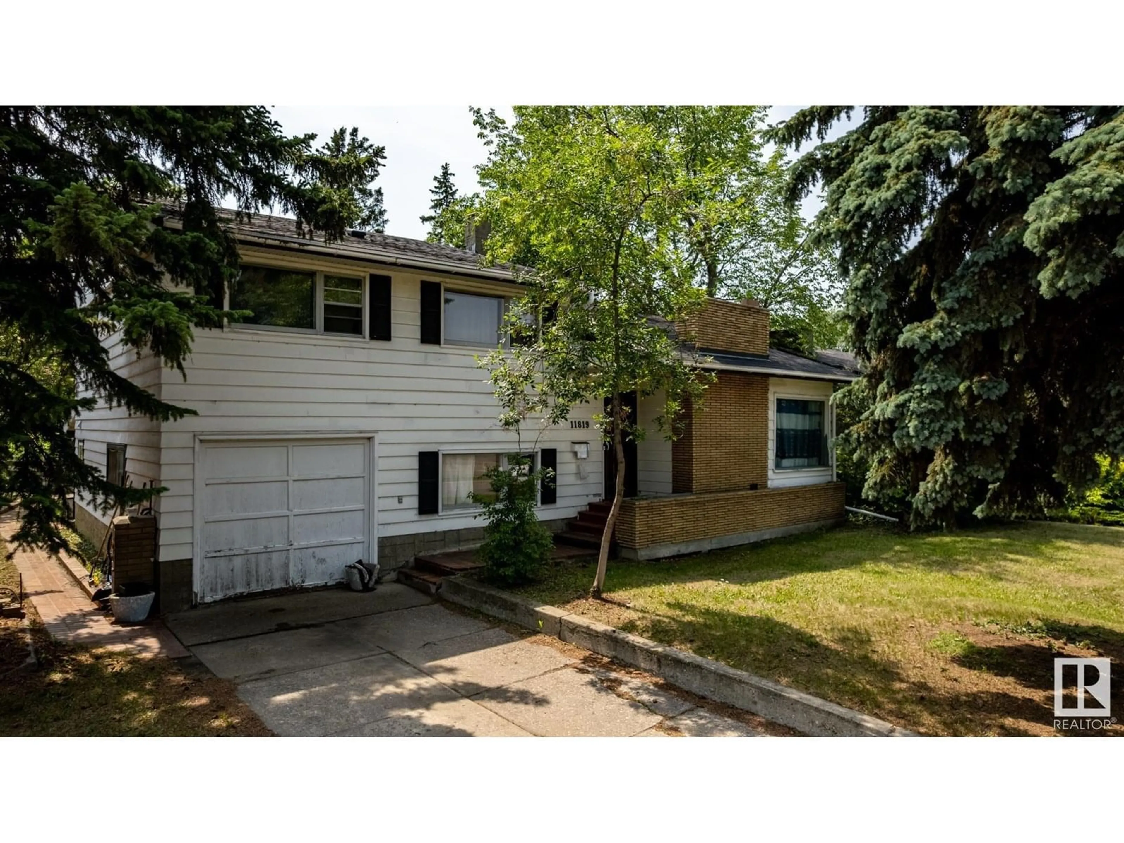 Home with vinyl exterior material, street for 11819 87 AV, Edmonton Alberta T6G0Y5