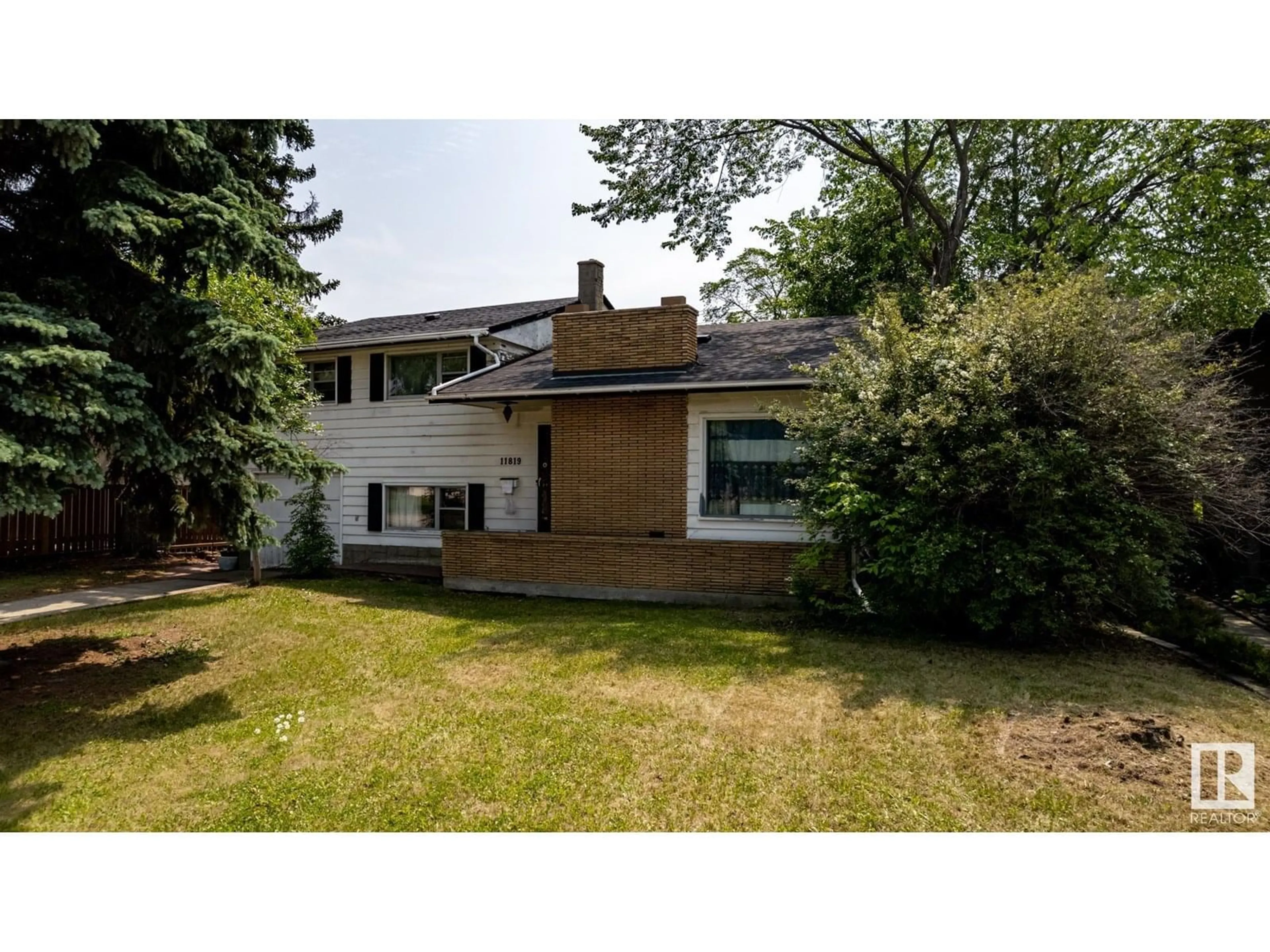 A pic from outside/outdoor area/front of a property/back of a property/a pic from drone, street for 11819 87 AV, Edmonton Alberta T6G0Y5