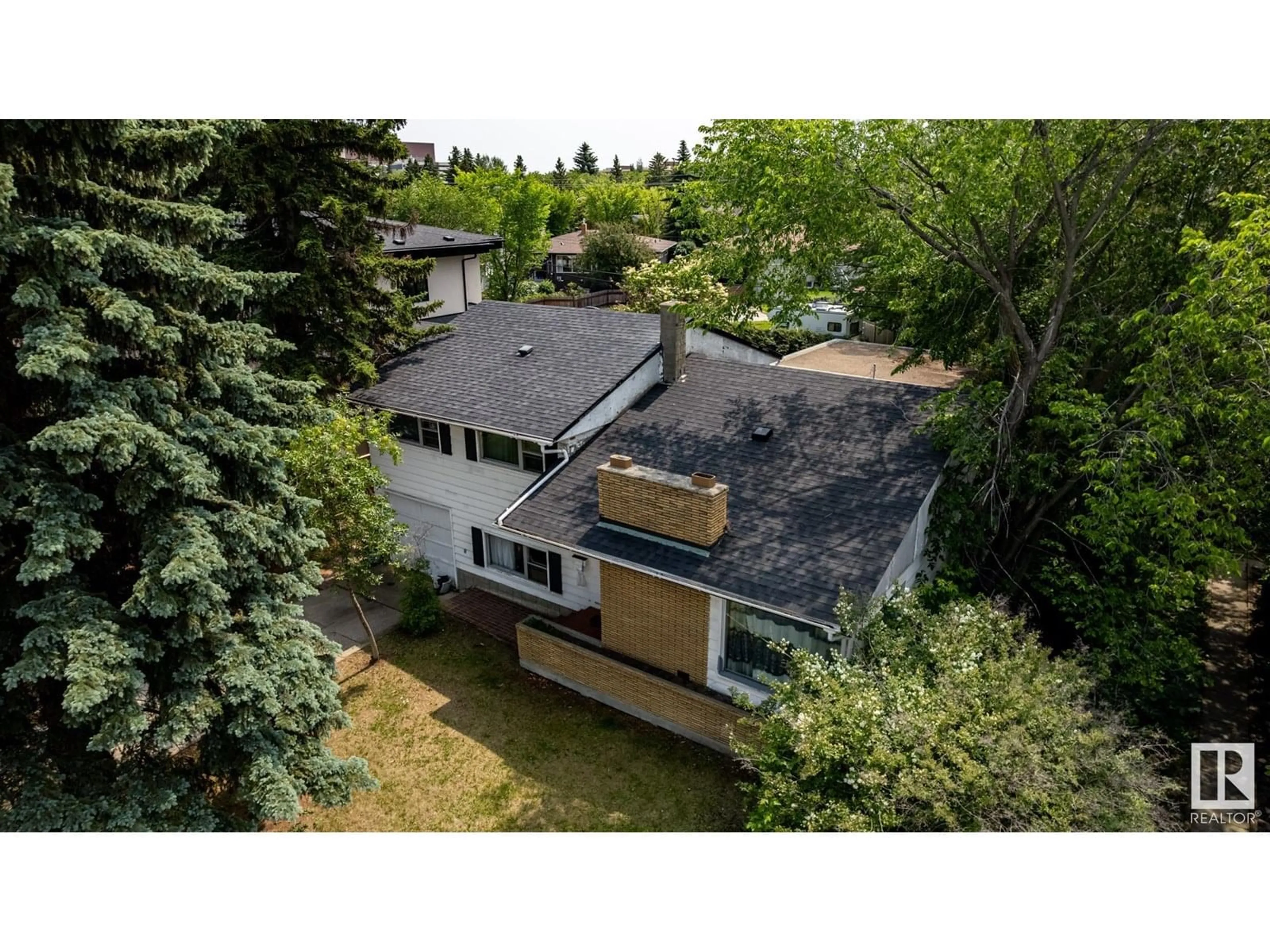 A pic from outside/outdoor area/front of a property/back of a property/a pic from drone, unknown for 11819 87 AV, Edmonton Alberta T6G0Y5