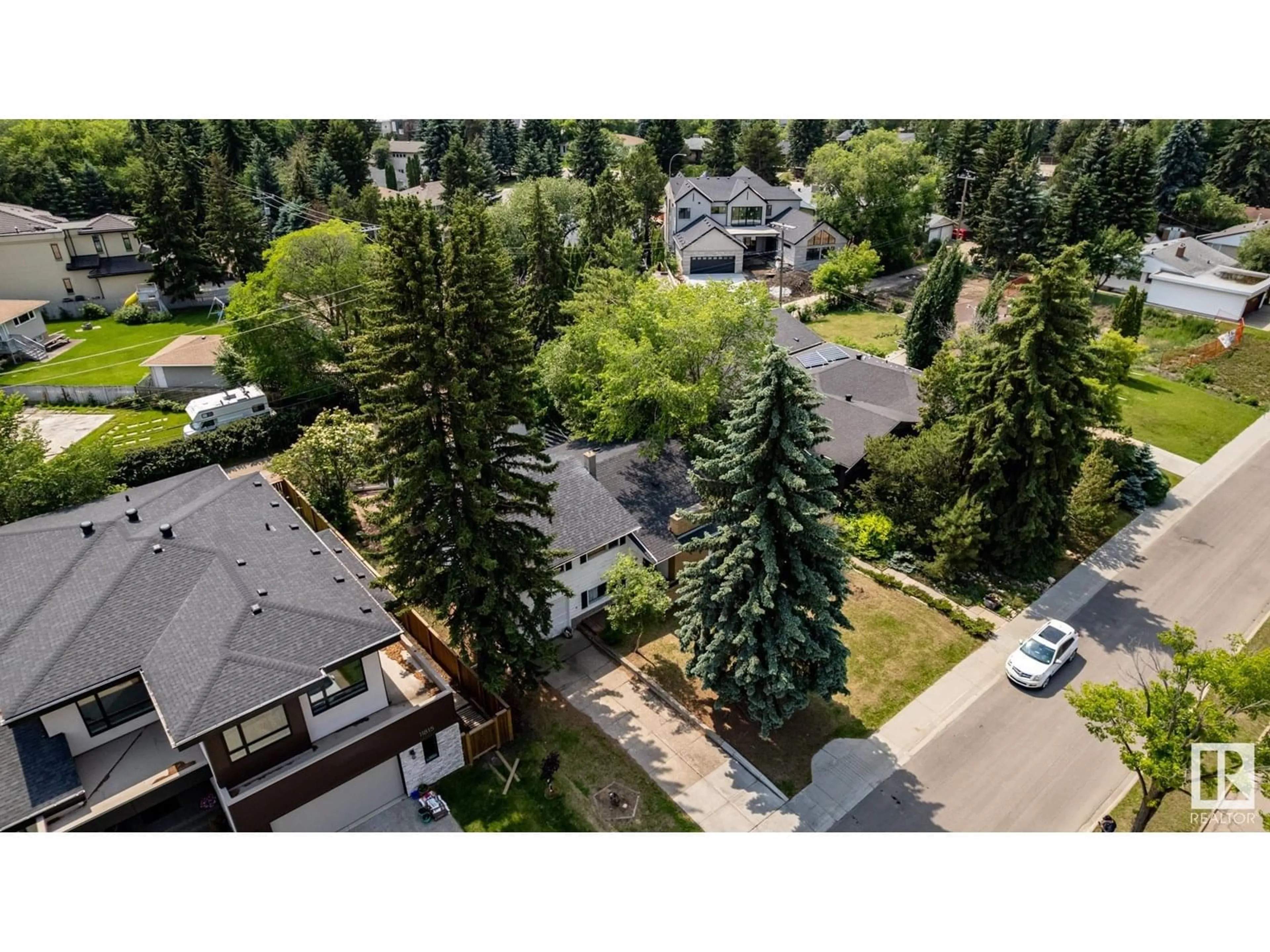 A pic from outside/outdoor area/front of a property/back of a property/a pic from drone, unknown for 11819 87 AV, Edmonton Alberta T6G0Y5