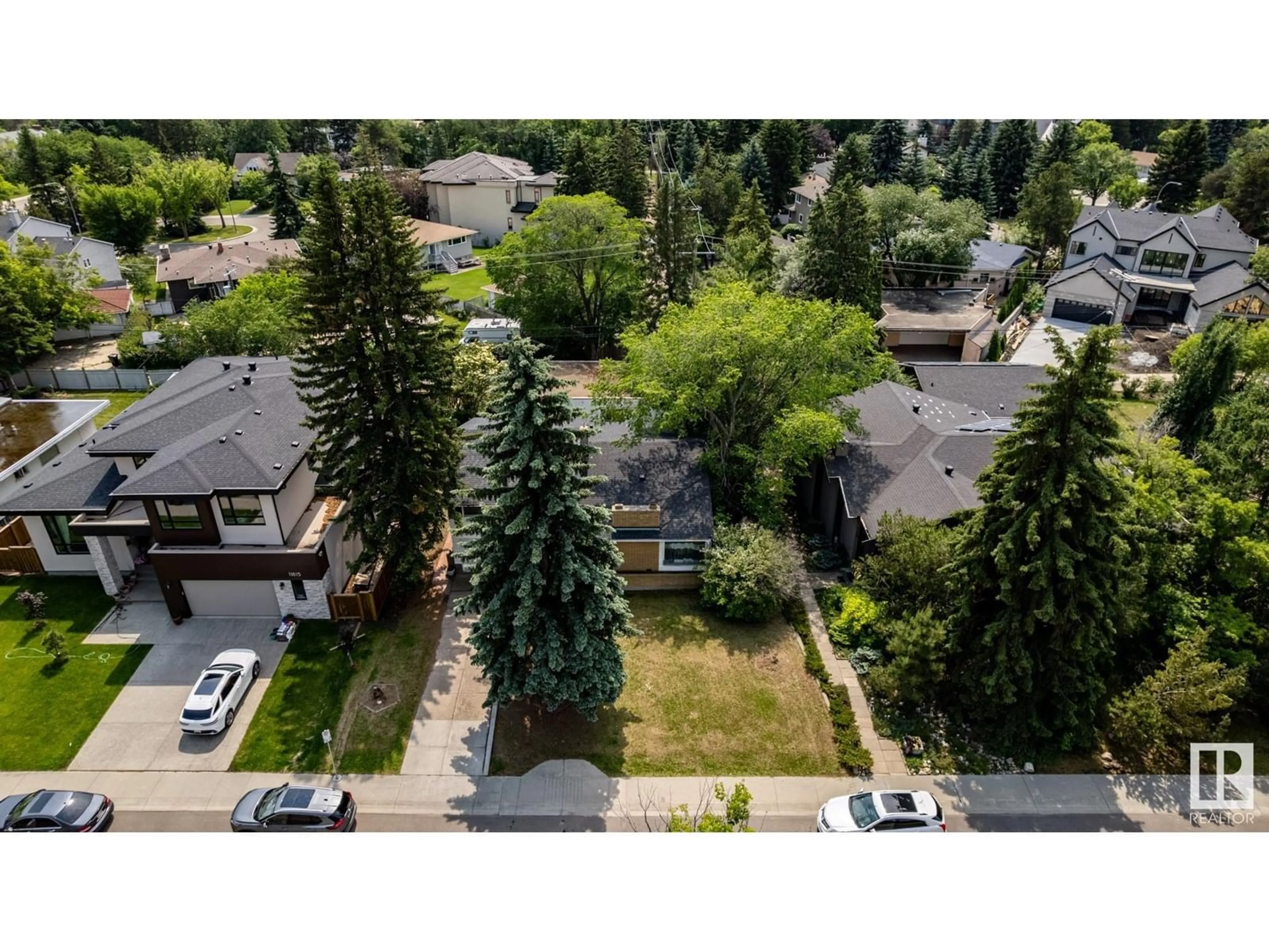 A pic from outside/outdoor area/front of a property/back of a property/a pic from drone, unknown for 11819 87 AV, Edmonton Alberta T6G0Y5