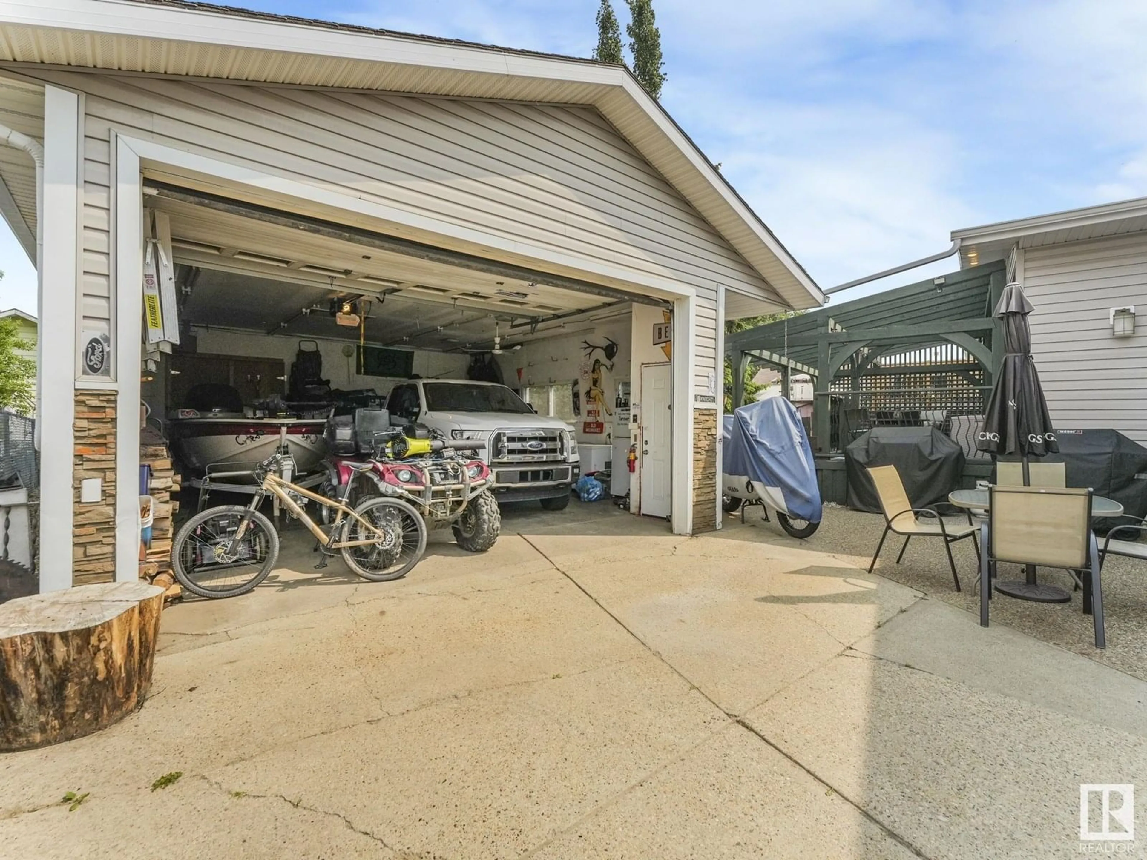 Indoor garage for 10706 97 AV, Morinville Alberta T8R1E3