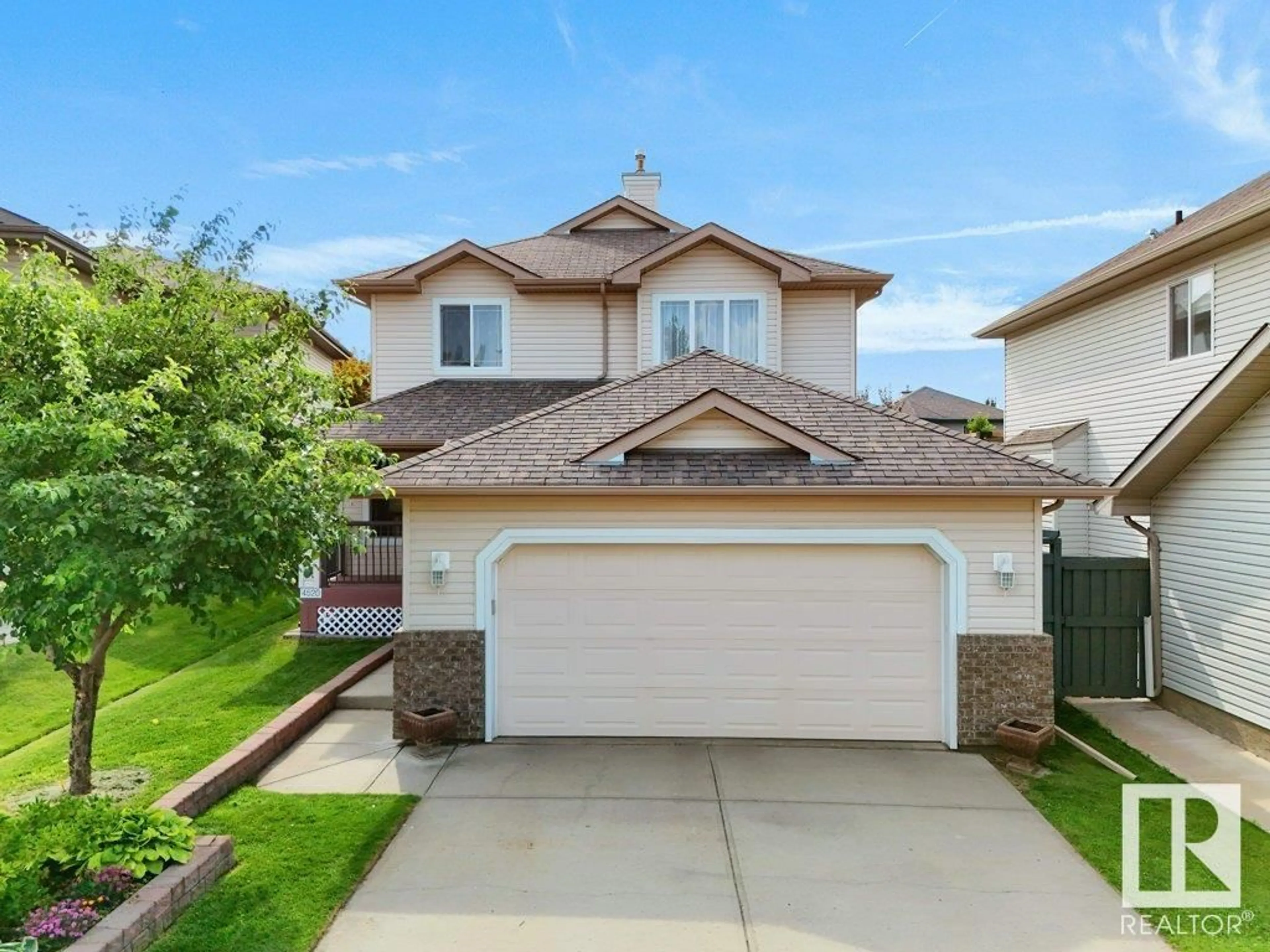 A pic from outside/outdoor area/front of a property/back of a property/a pic from drone, street for NW - 4520 210 ST, Edmonton Alberta T6M0G5
