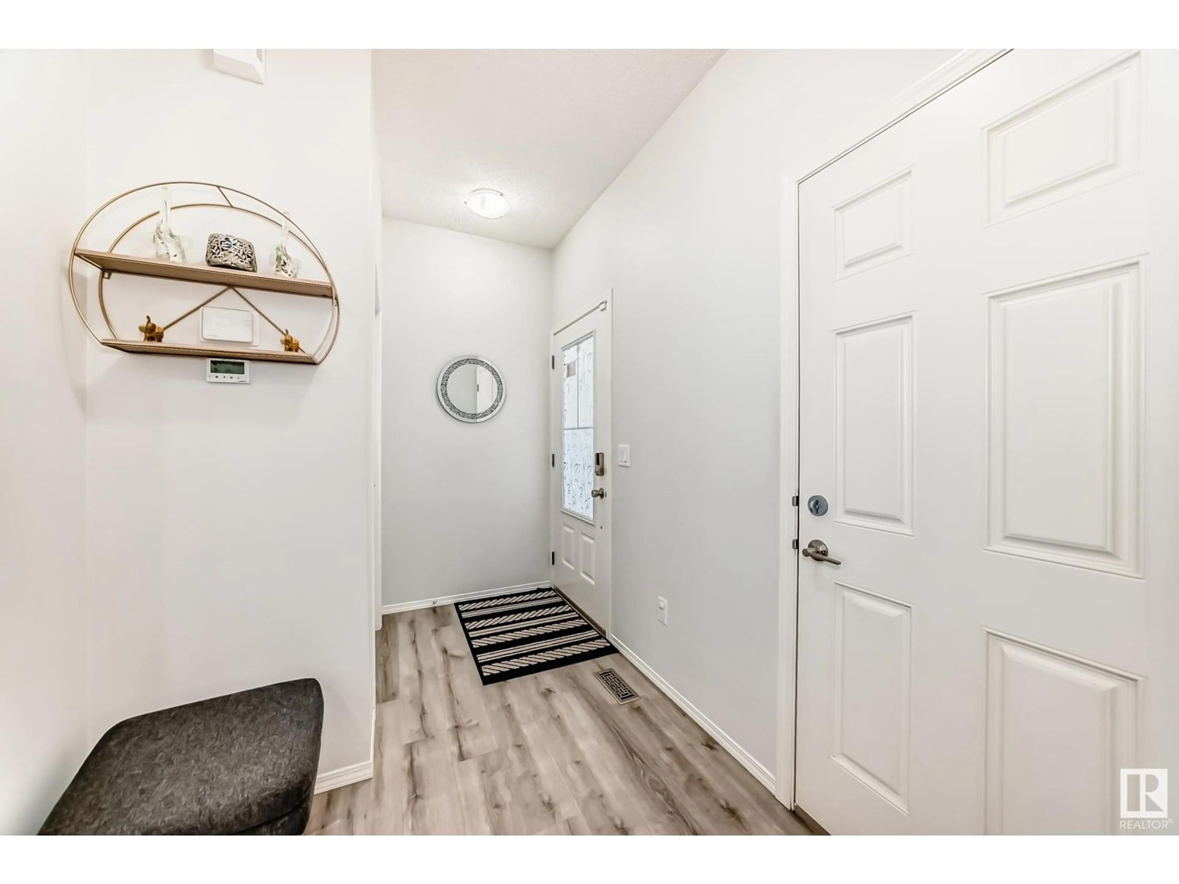 Indoor entryway for 22903 96 AV, Edmonton Alberta T5T7M5