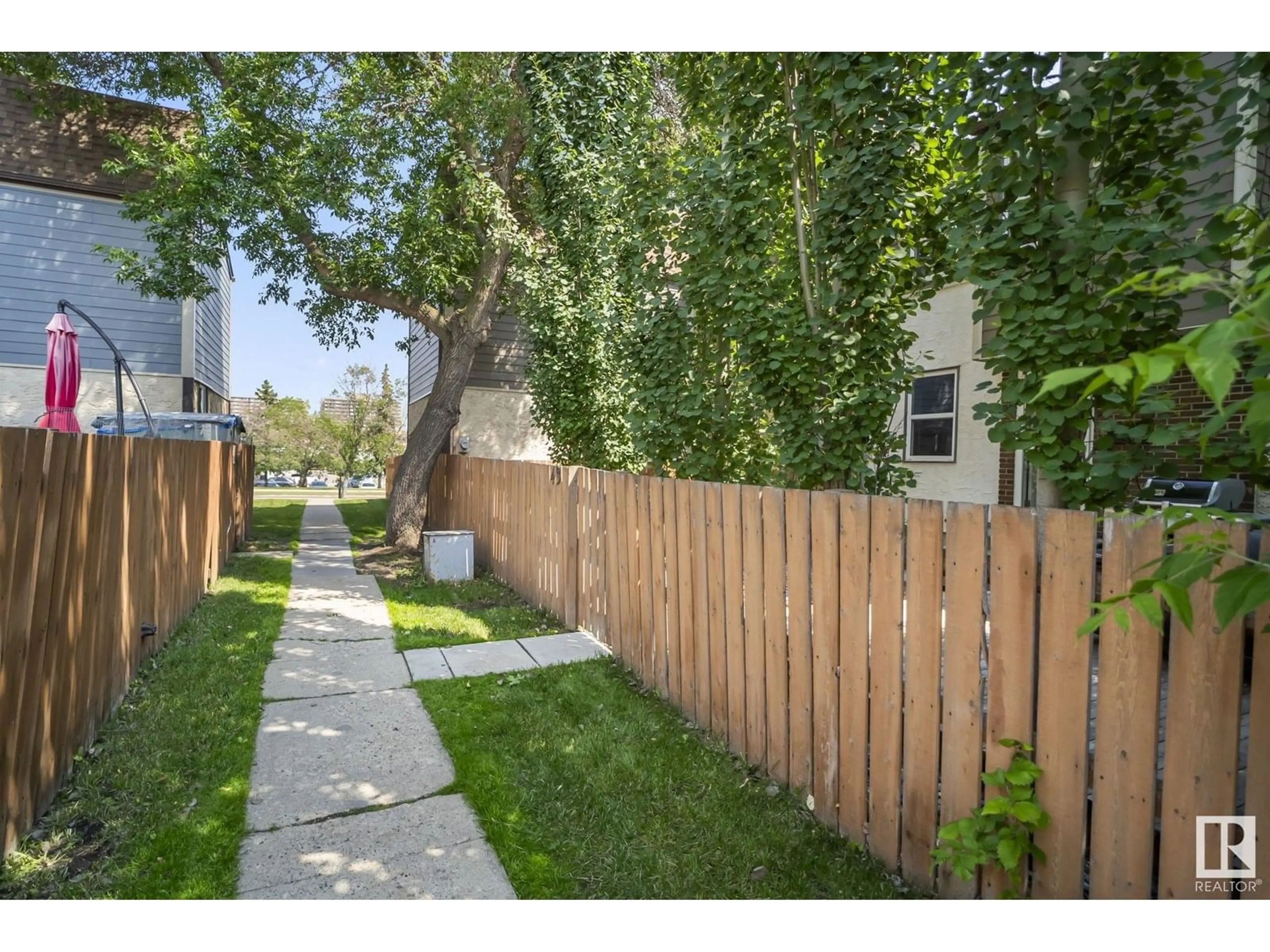 Patio, street for 43 WILLOWDALE PL, Edmonton Alberta T5T1Z4