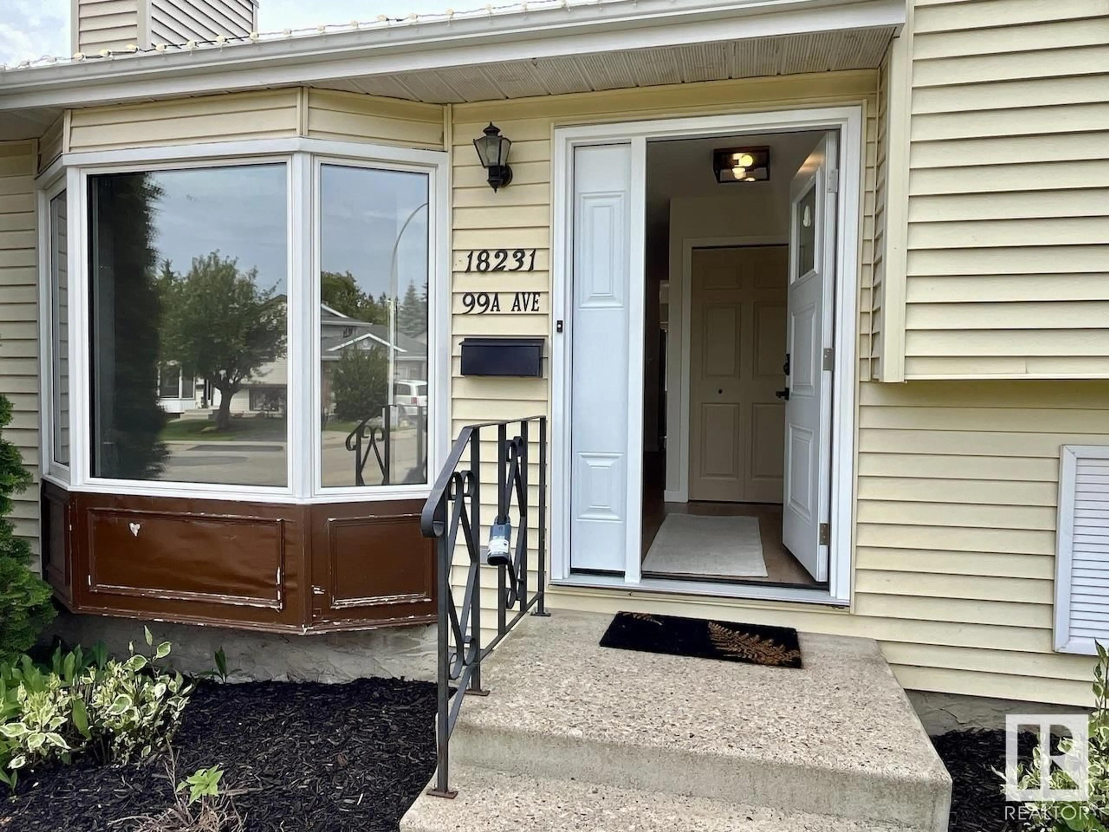 Indoor entryway for 18231 99A AV, Edmonton Alberta T5T4G9