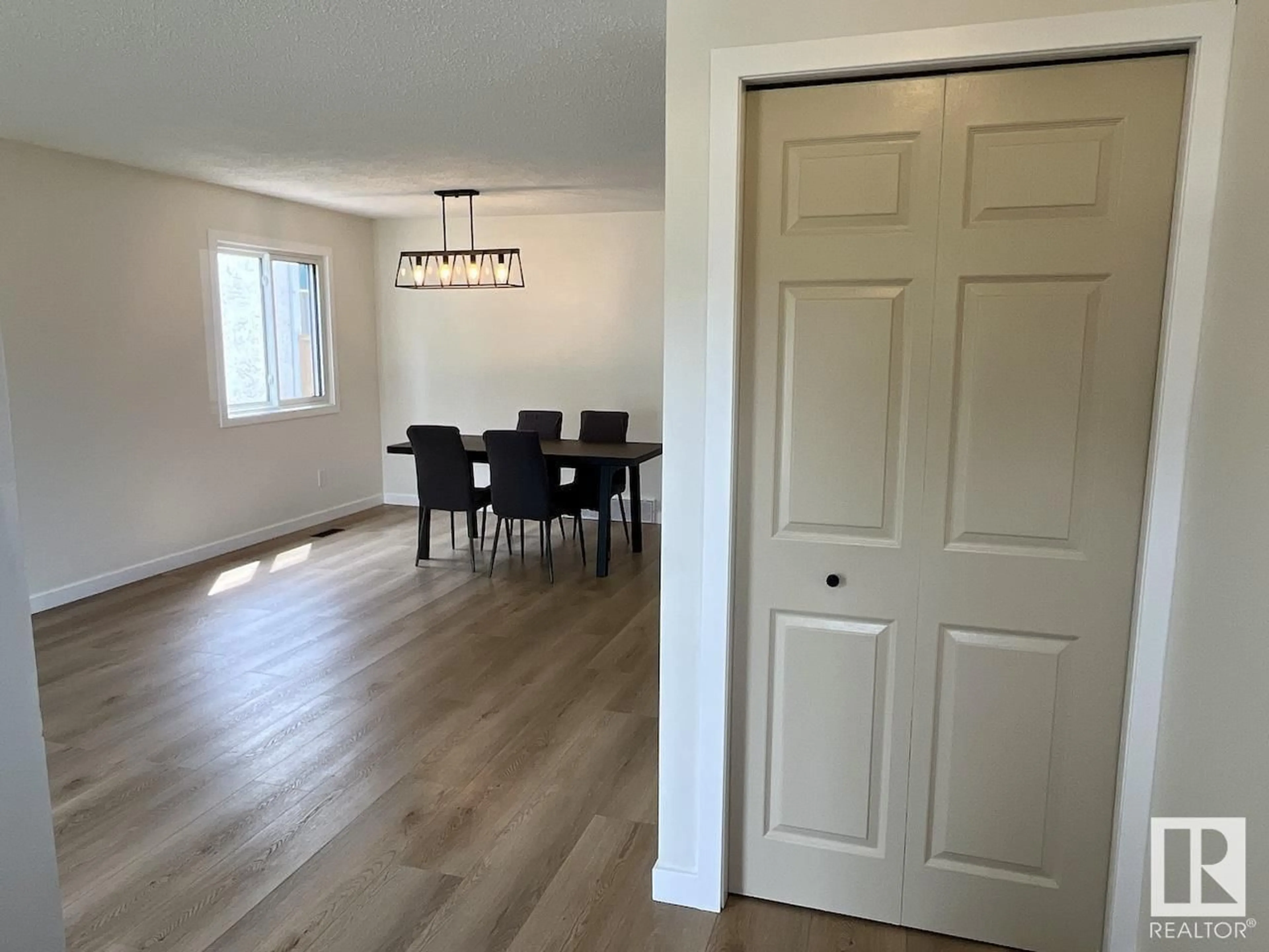 A pic of a room for 18231 99A AV, Edmonton Alberta T5T4G9