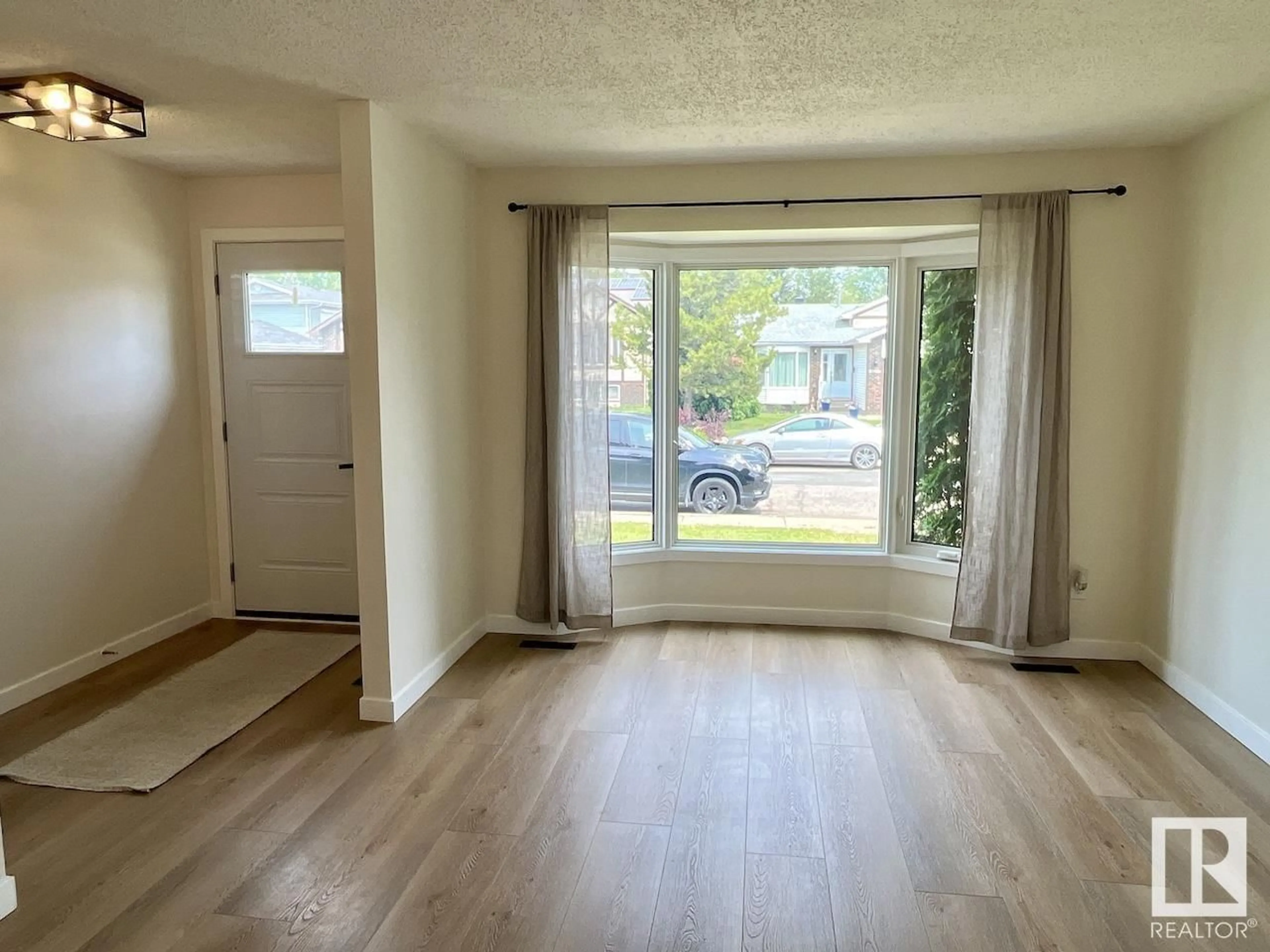A pic of a room for 18231 99A AV, Edmonton Alberta T5T4G9