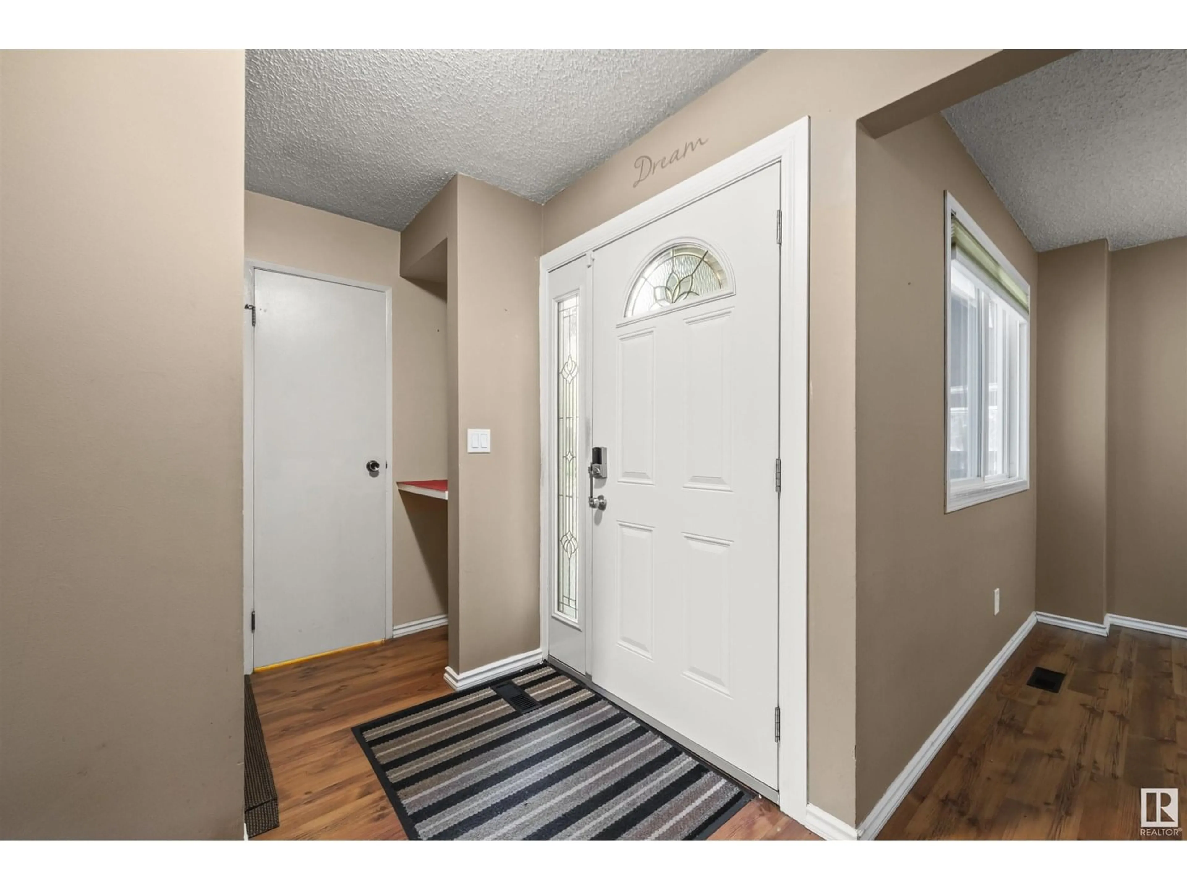 Indoor entryway for 18176 96 AV, Edmonton Alberta T5T3N3