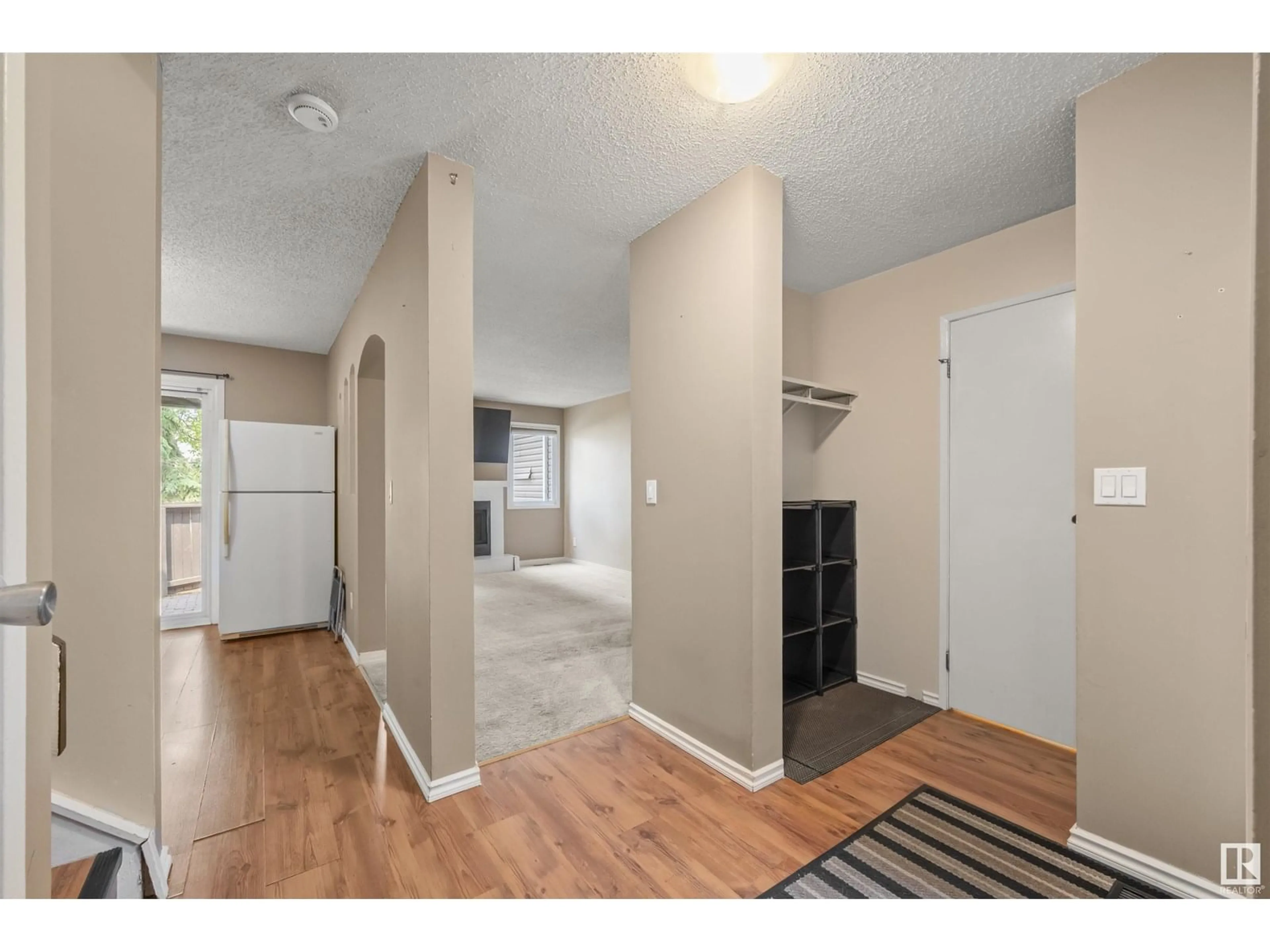 Indoor entryway for 18176 96 AV, Edmonton Alberta T5T3N3