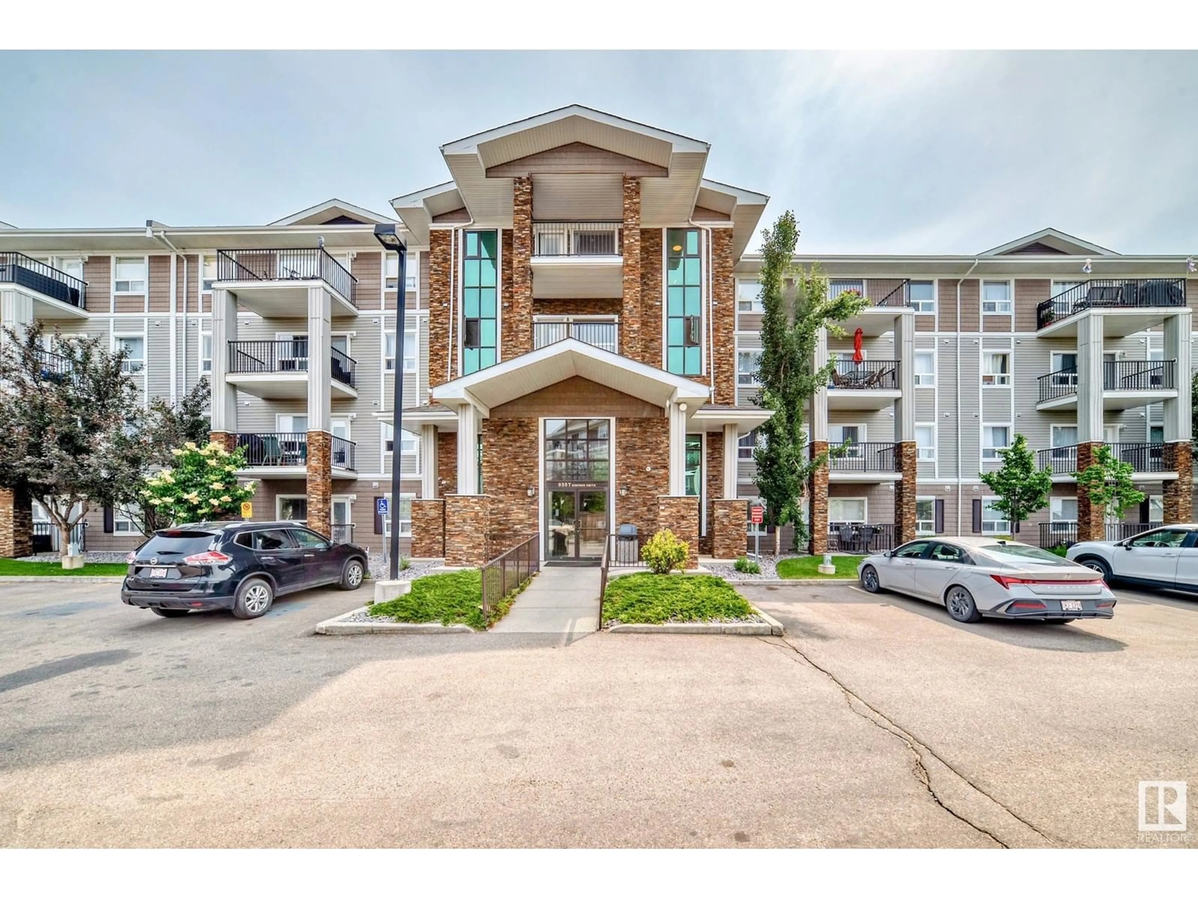 Indoor foyer for 9357 - 2312 SIMPSON DR, Edmonton Alberta T6R0N3