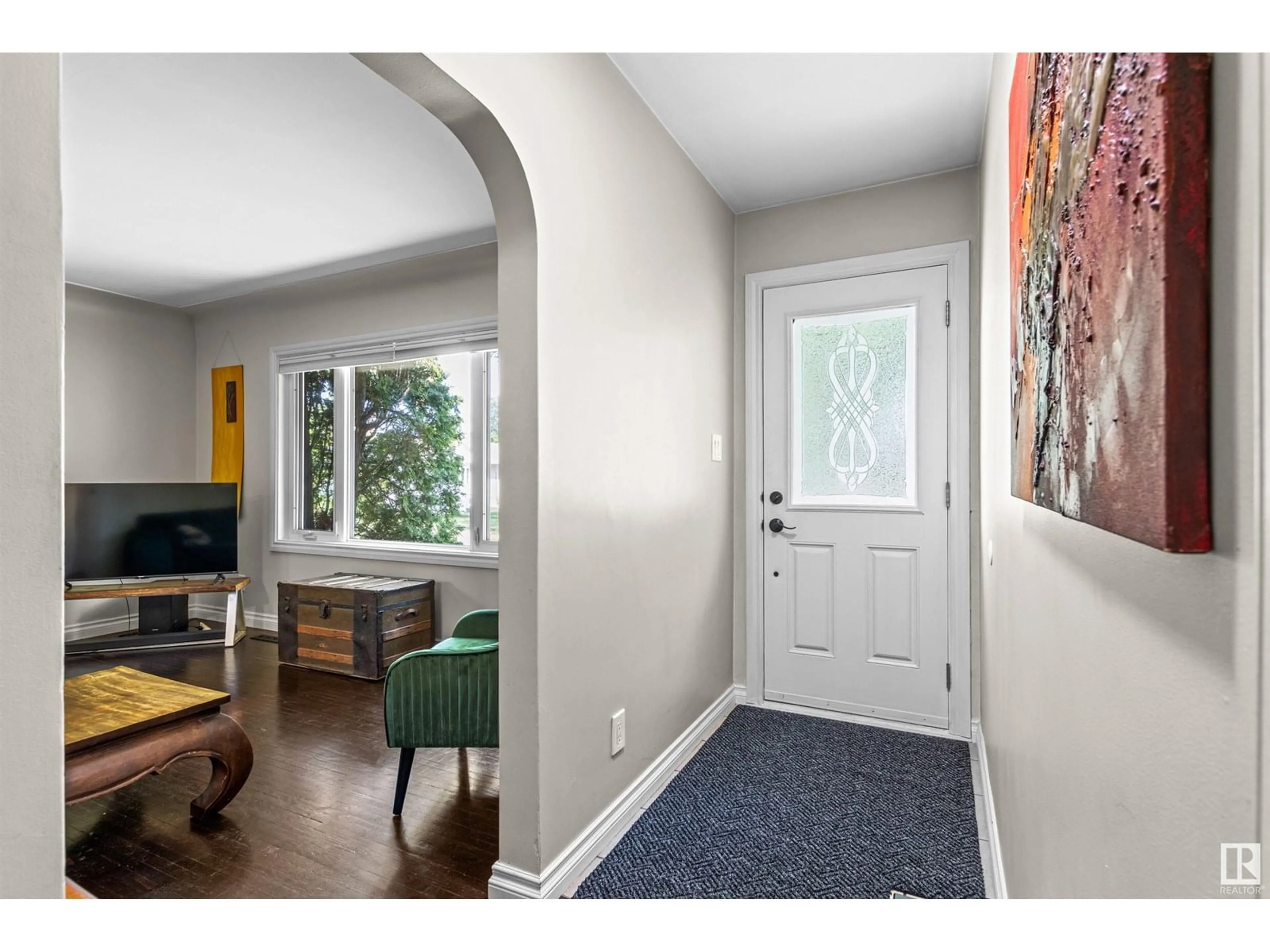Indoor entryway for 9839 64 AV, Edmonton Alberta T6E0J4