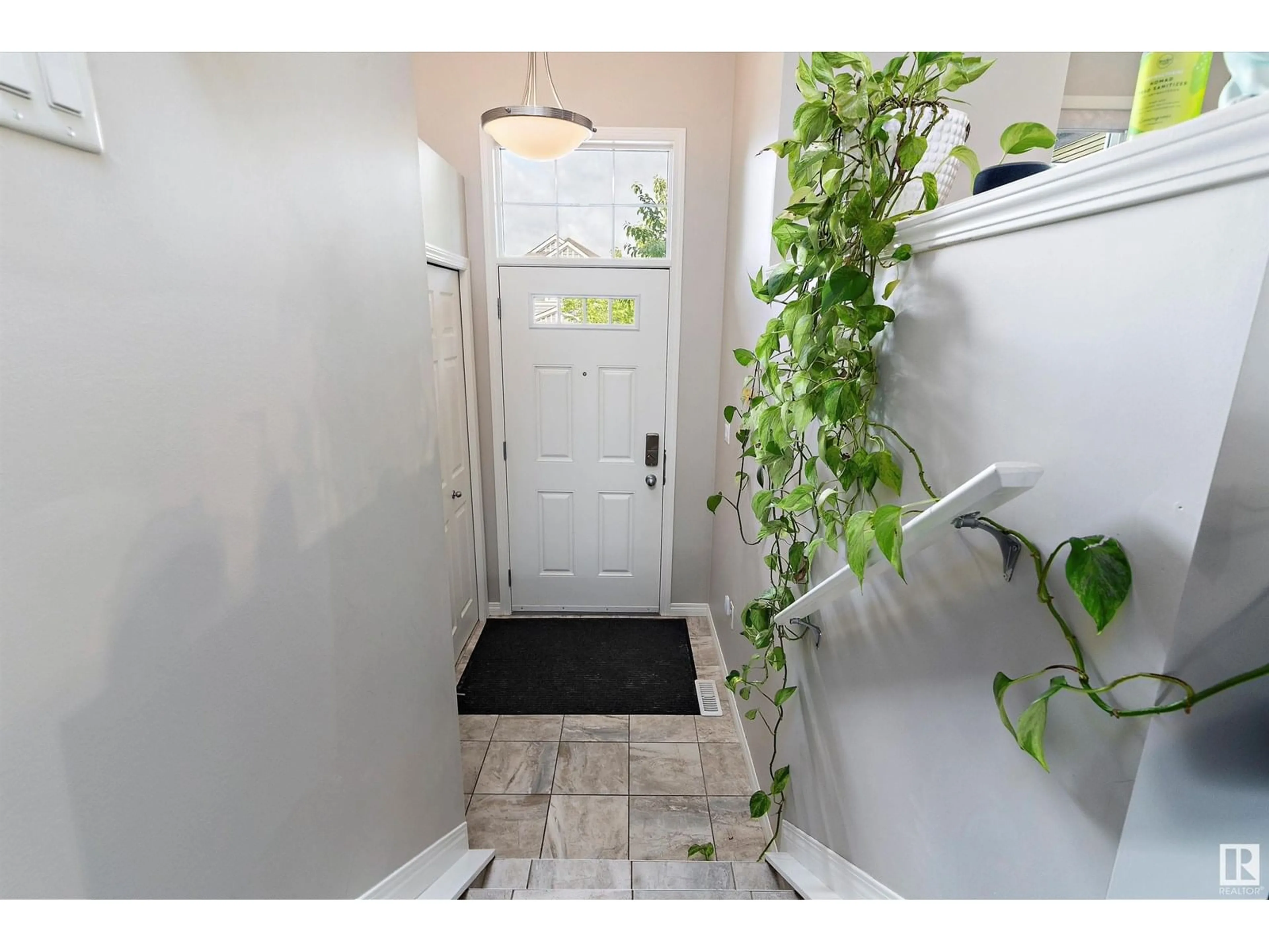 Indoor entryway for 4019 ORCHARDS DR, Edmonton Alberta T6C1V2