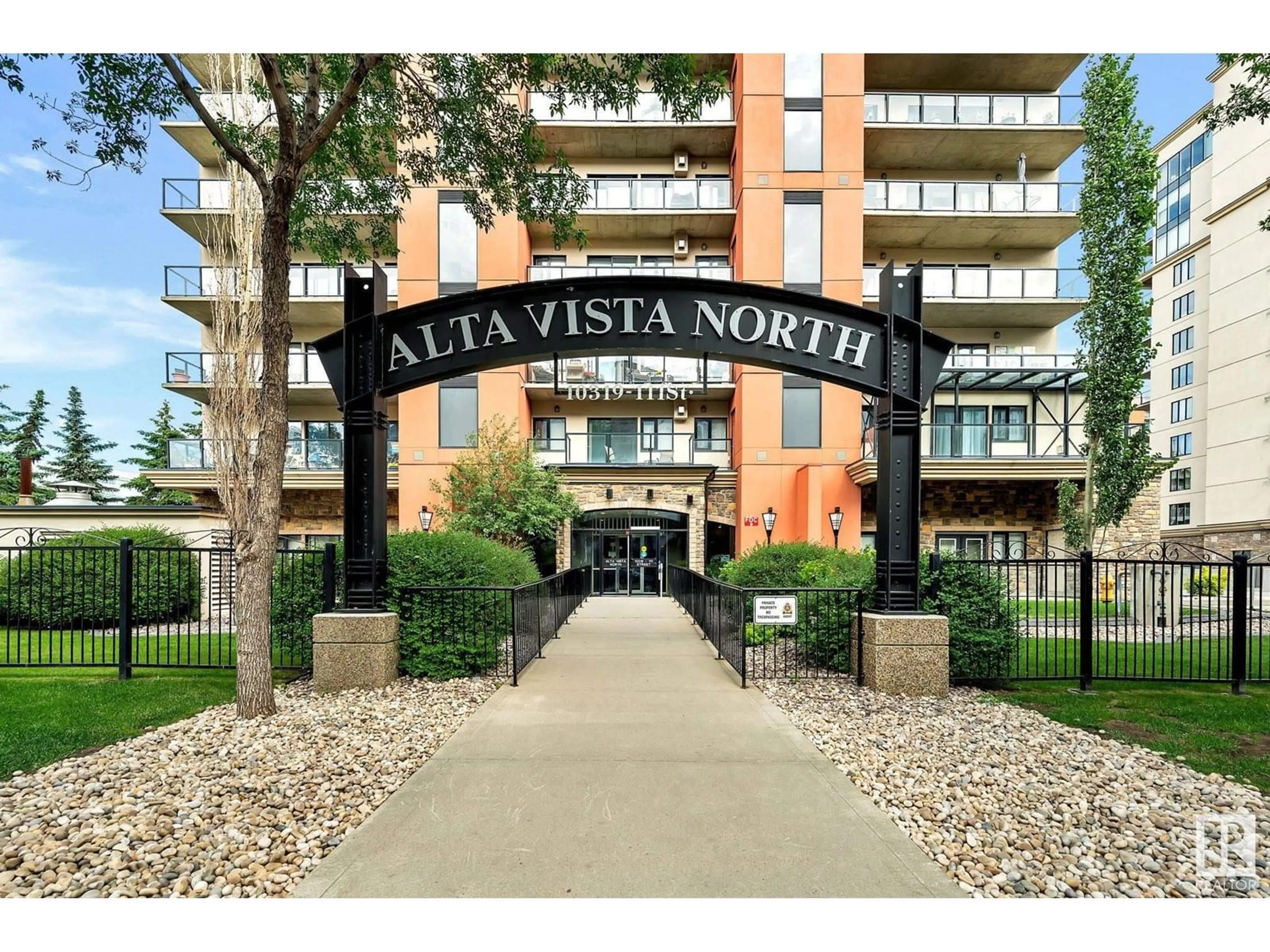 Indoor foyer for 10319 111 ST NW, Edmonton Alberta T5K0A2
