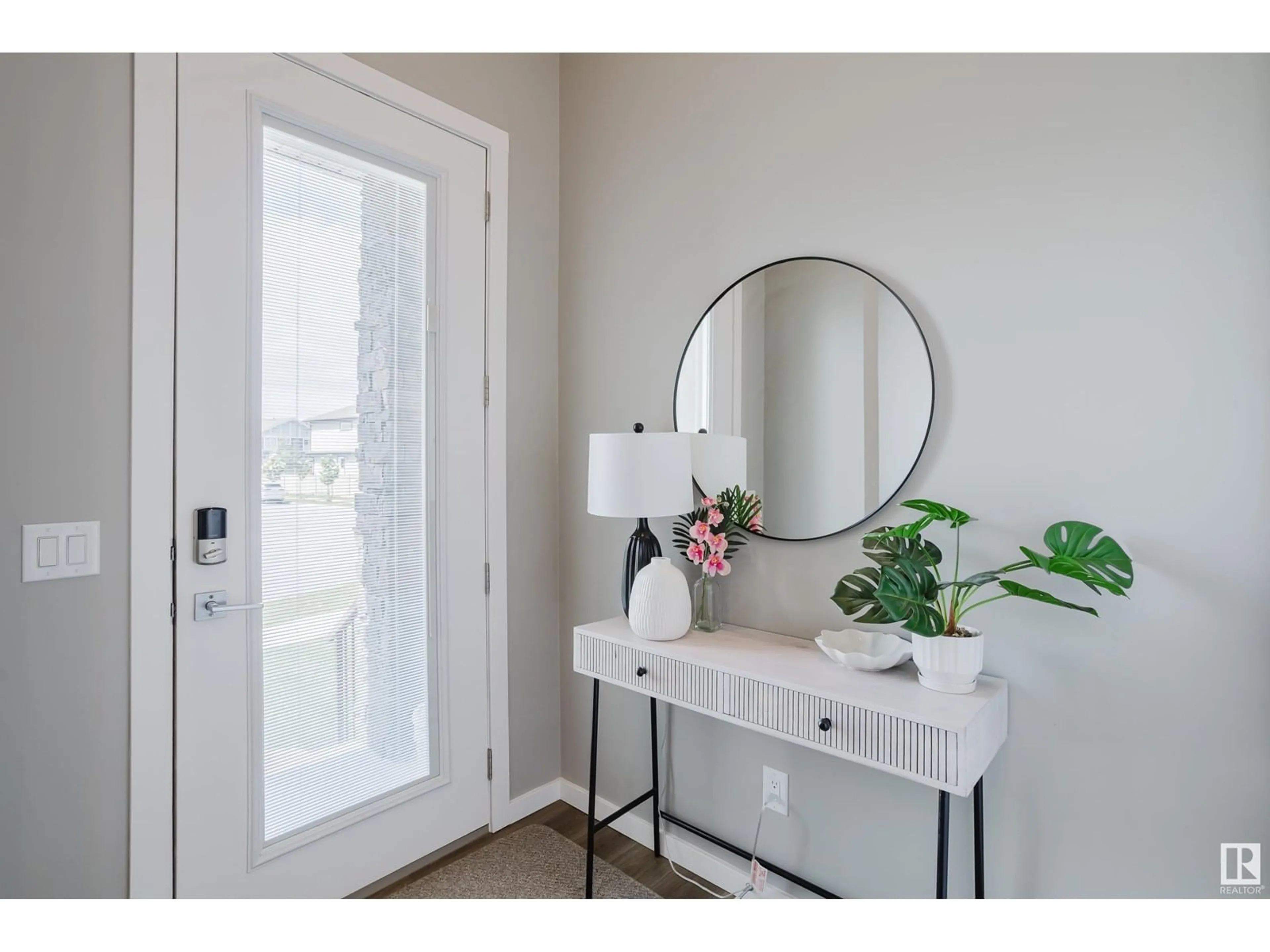 Indoor entryway for 411 37 AV, Edmonton Alberta T6T2L7