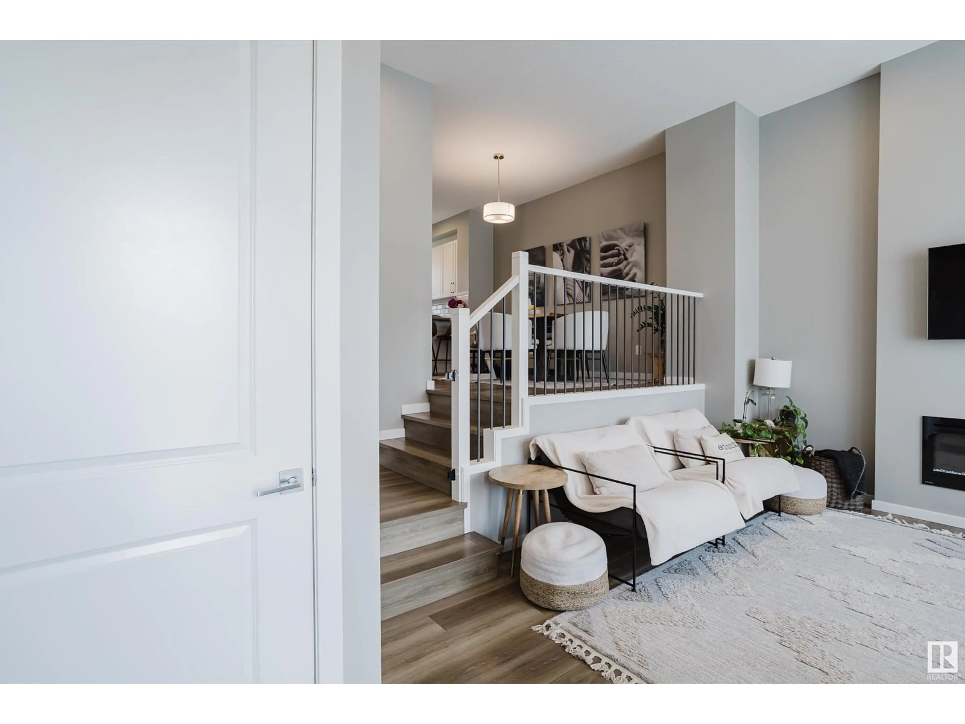 Indoor entryway for 411 37 AV, Edmonton Alberta T6T2L7