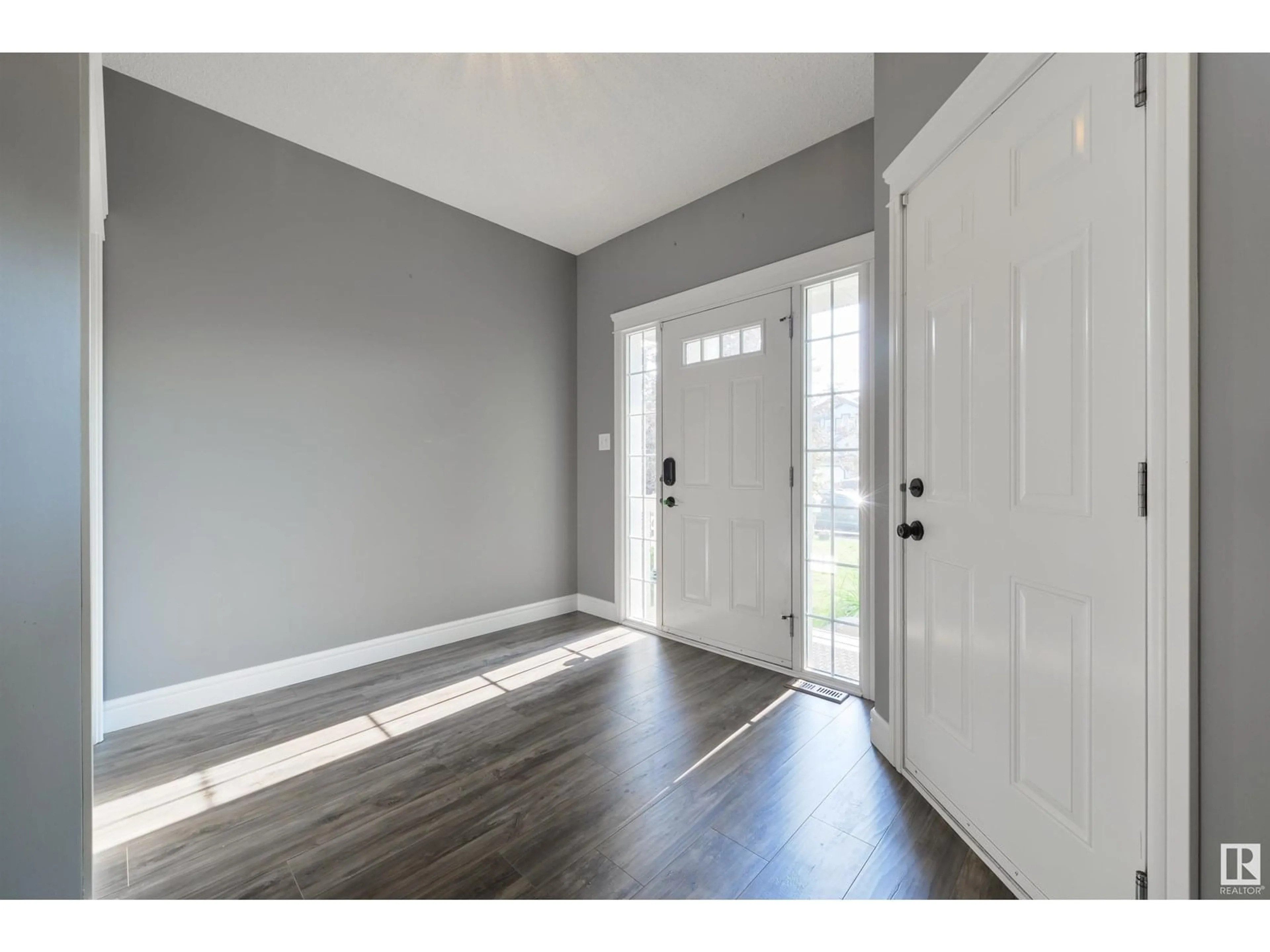 Indoor entryway for 68 SOUTH CREEK WD, Stony Plain Alberta T7Z0E1
