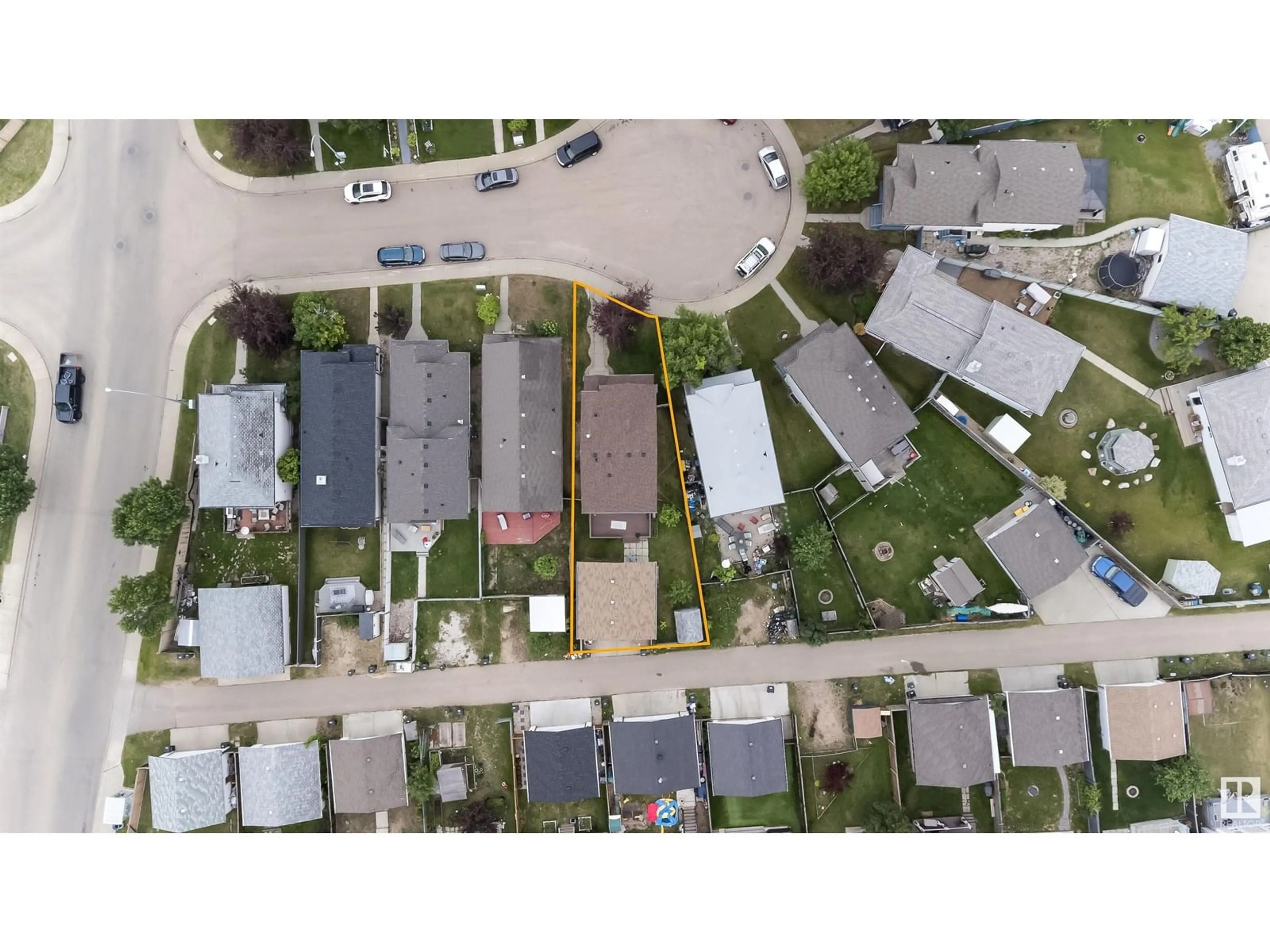A pic from outside/outdoor area/front of a property/back of a property/a pic from drone, street for NW - 15920 38 ST, Edmonton Alberta T5Y3E9