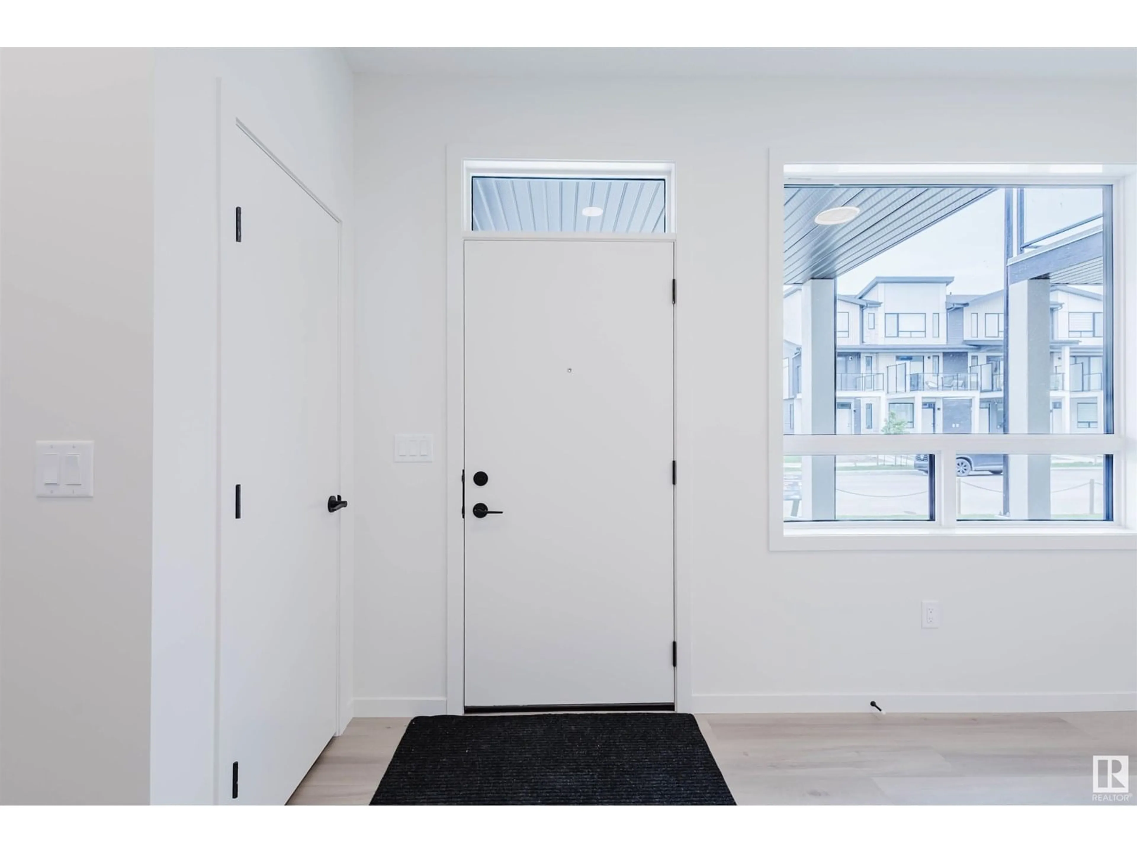Indoor entryway for 3260 KESWICK WY, Edmonton Alberta T6W5N8