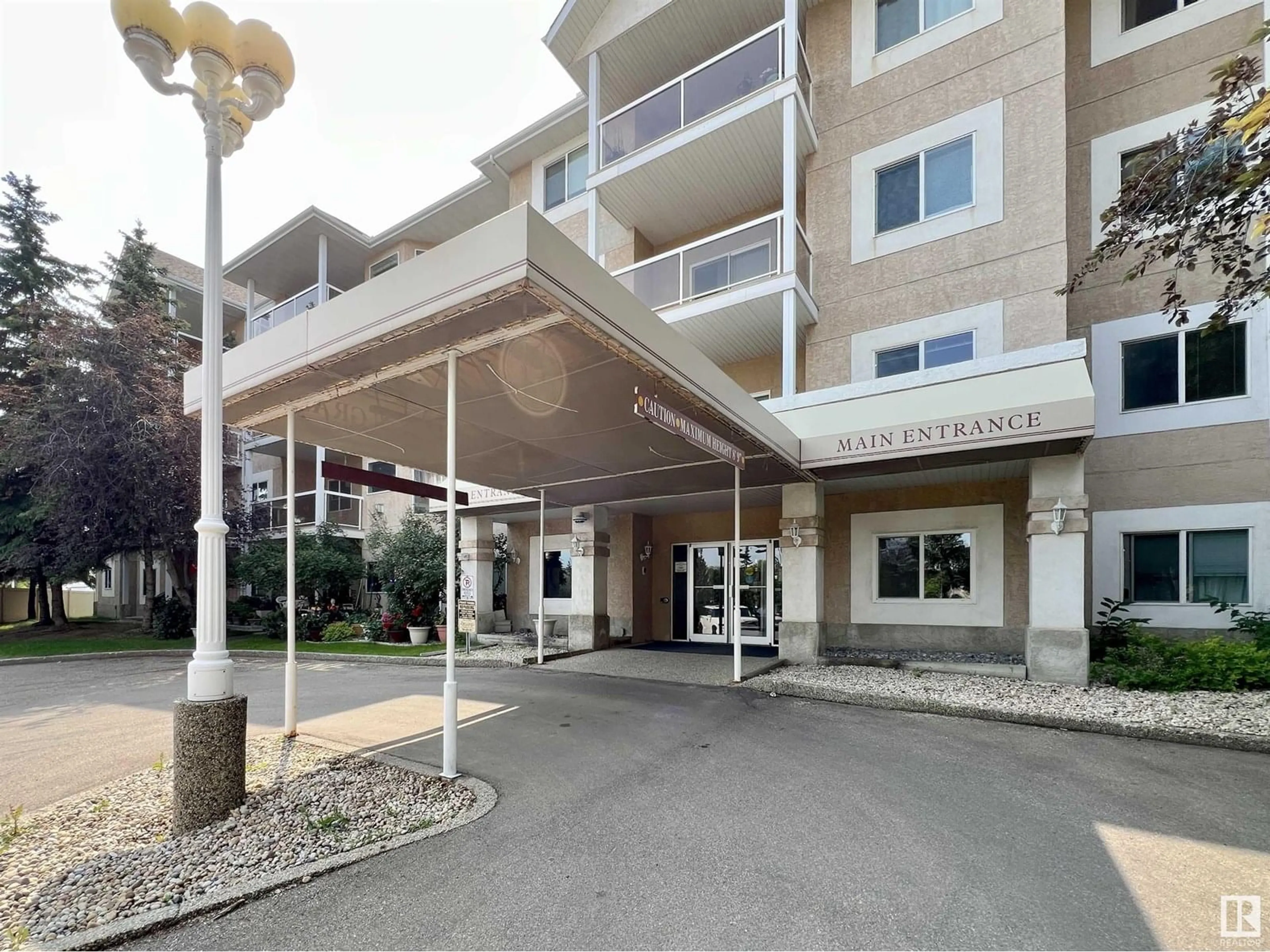 Indoor foyer for #110 - 10511 42 AV, Edmonton Alberta T6J7G8