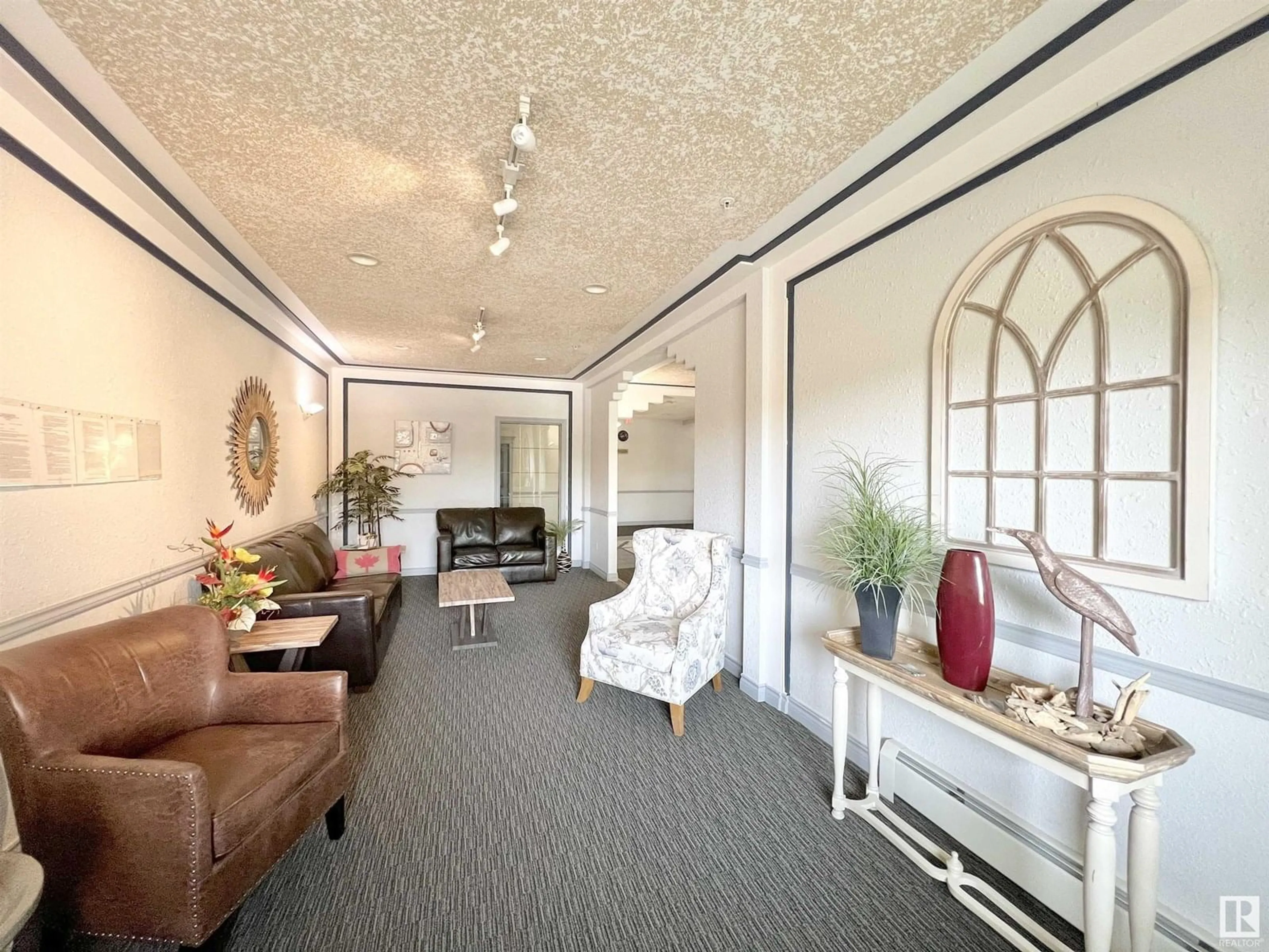 Indoor foyer for #110 - 10511 42 AV, Edmonton Alberta T6J7G8
