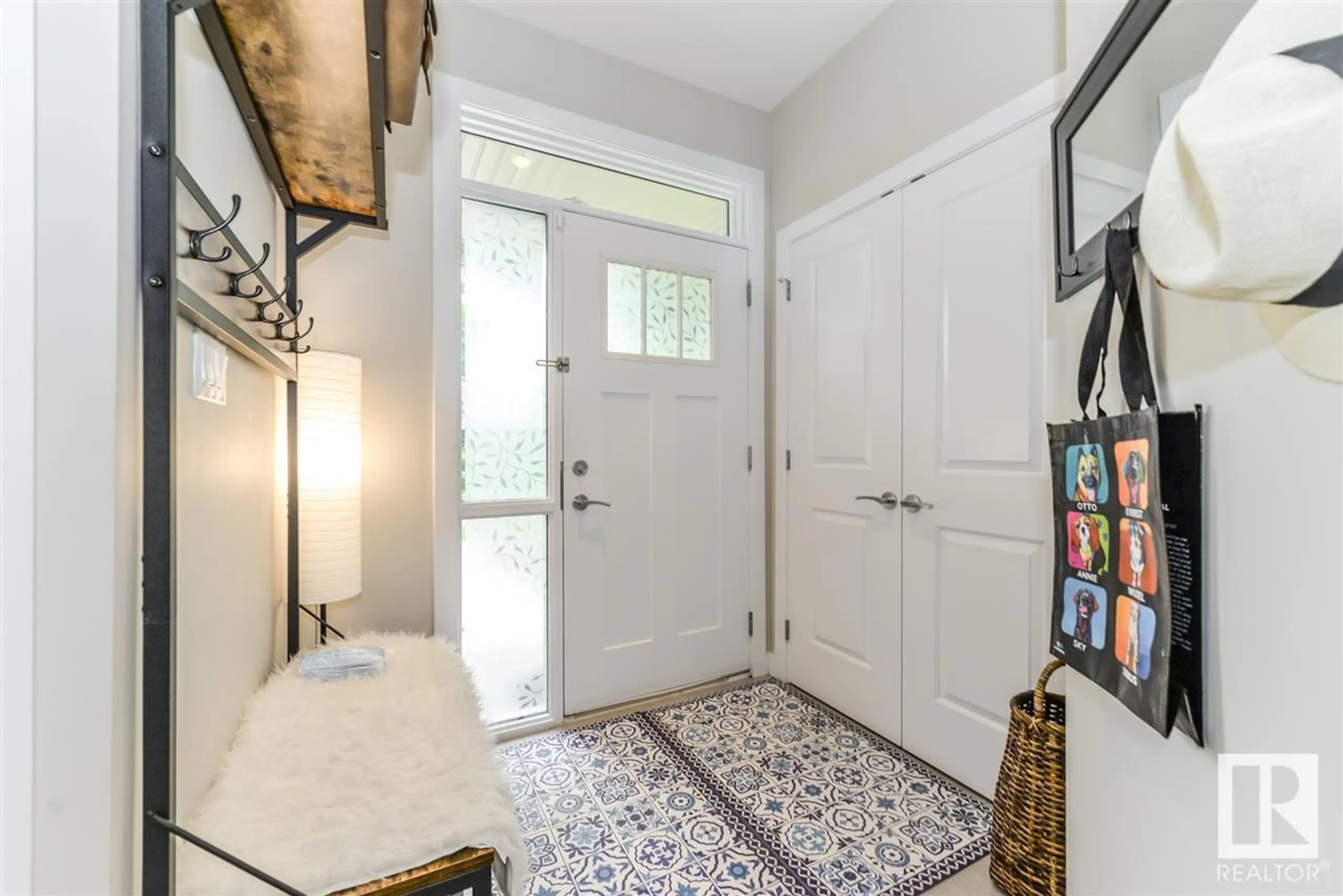 Indoor entryway for 10535 67 AV, Edmonton Alberta T6H1Z4