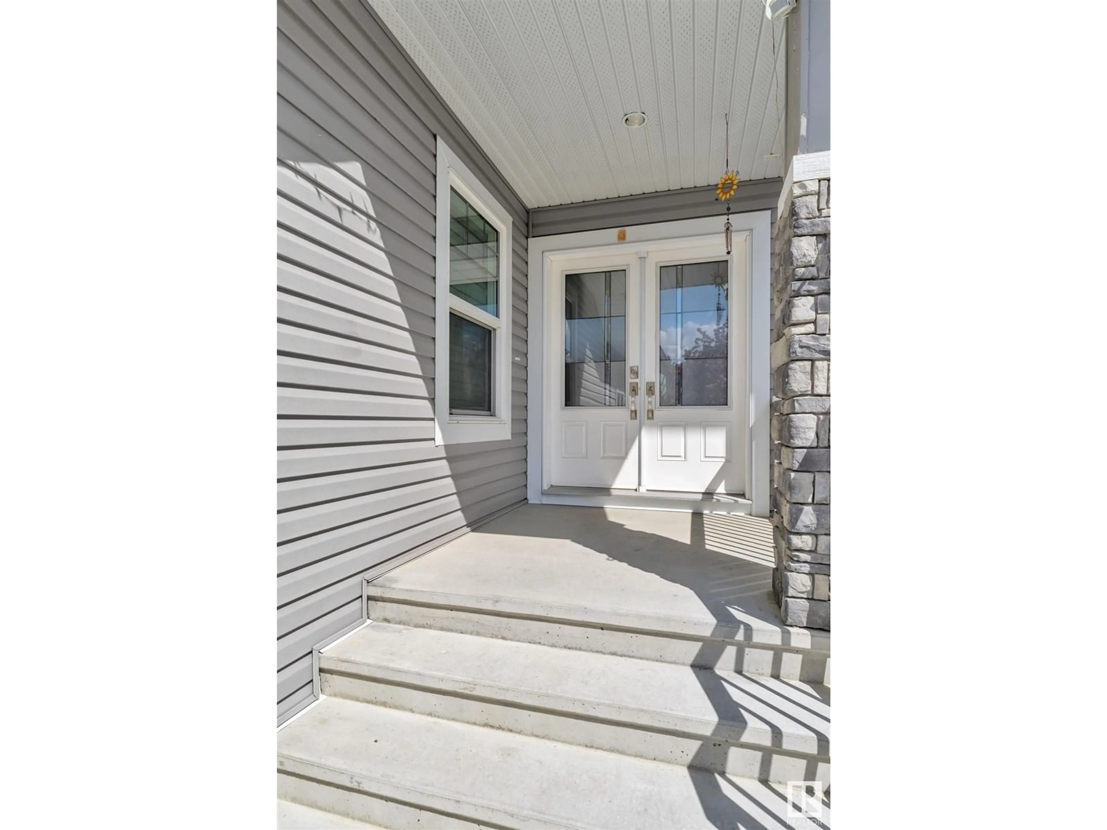 Indoor entryway for 2211 22 ST, Edmonton Alberta T6T0Z1