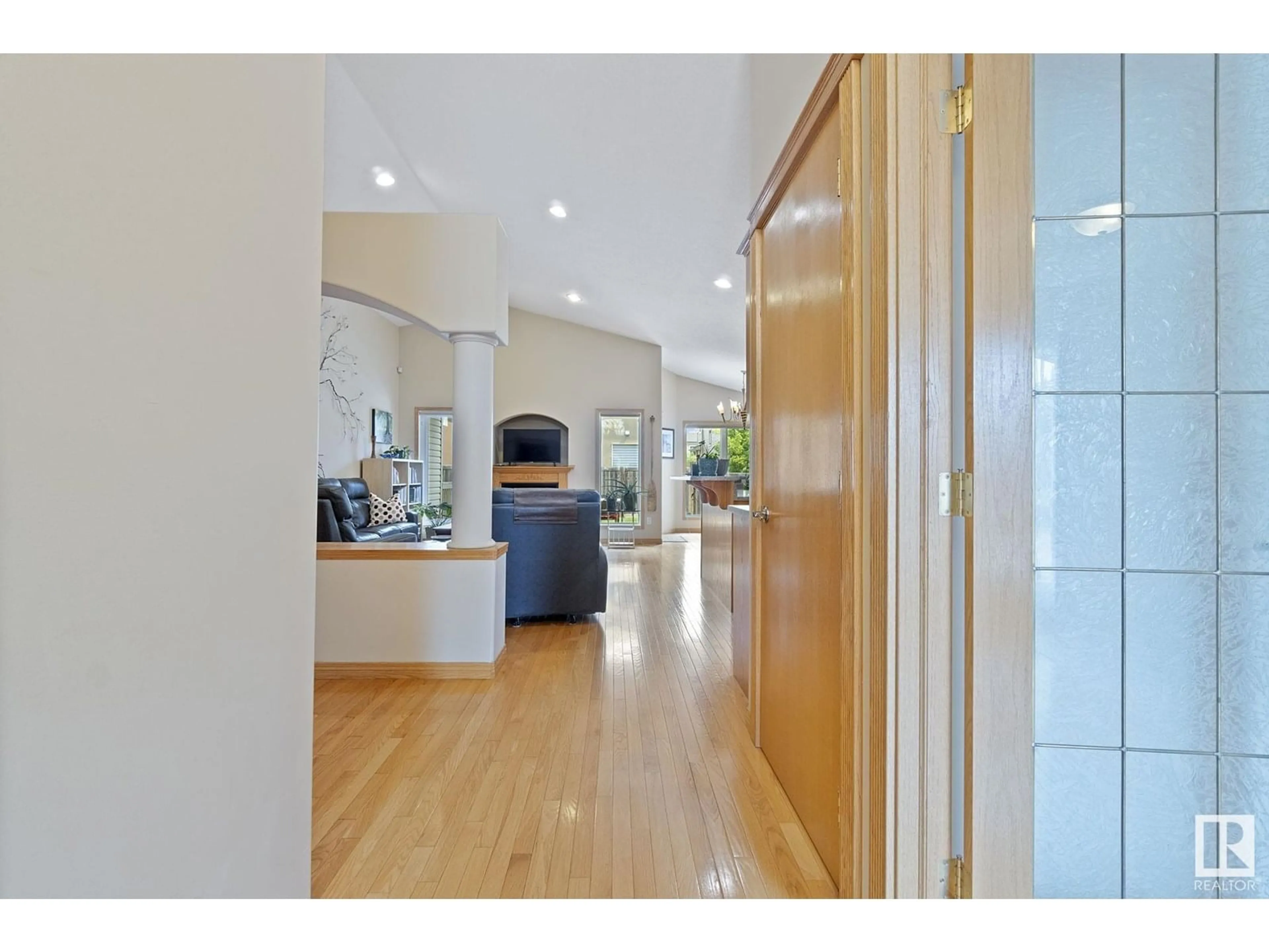 Indoor foyer for 97 LAKEWOOD BV, Beaumont Alberta T4X1T3