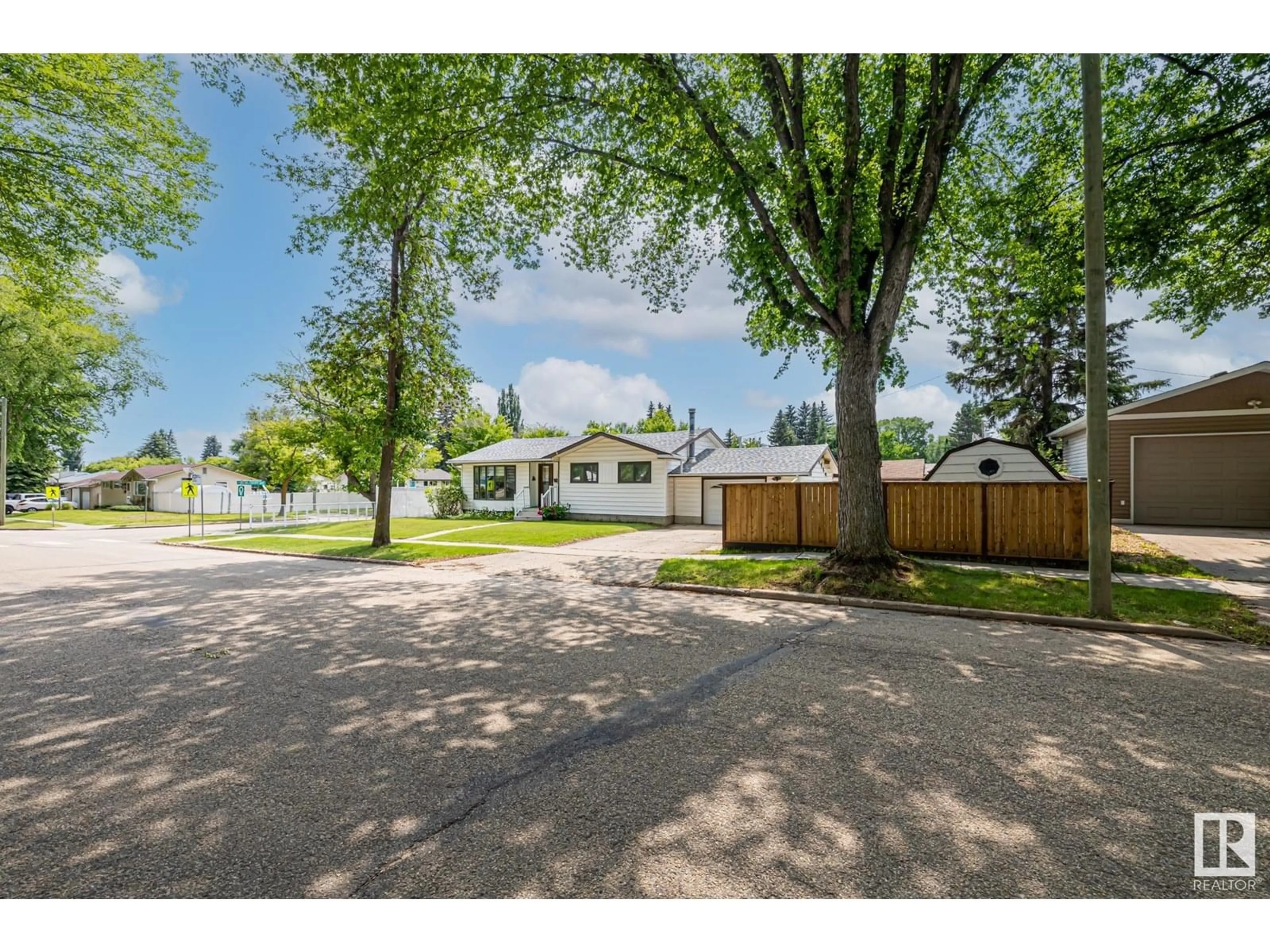 A pic from outside/outdoor area/front of a property/back of a property/a pic from drone, street for 2 SUNSET BV, St. Albert Alberta T8N1N6