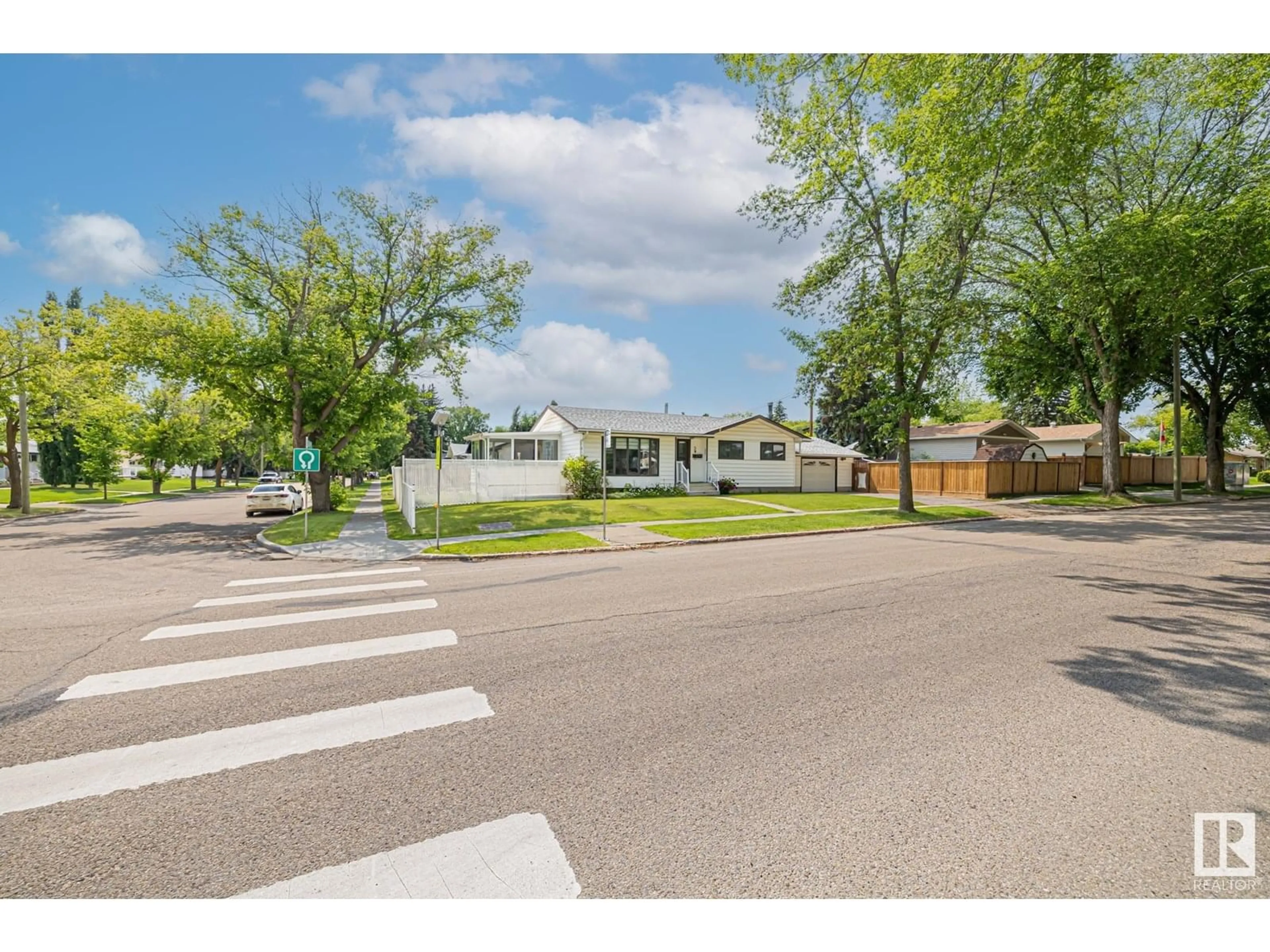 A pic from outside/outdoor area/front of a property/back of a property/a pic from drone, street for 2 SUNSET BV, St. Albert Alberta T8N1N6